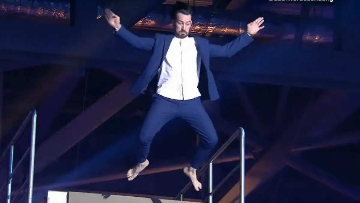 Moderator Jan Köppen springt vom Zehner - im Anzug! RTL Turmspringen: WAS für ein Hammer-Auftakt!