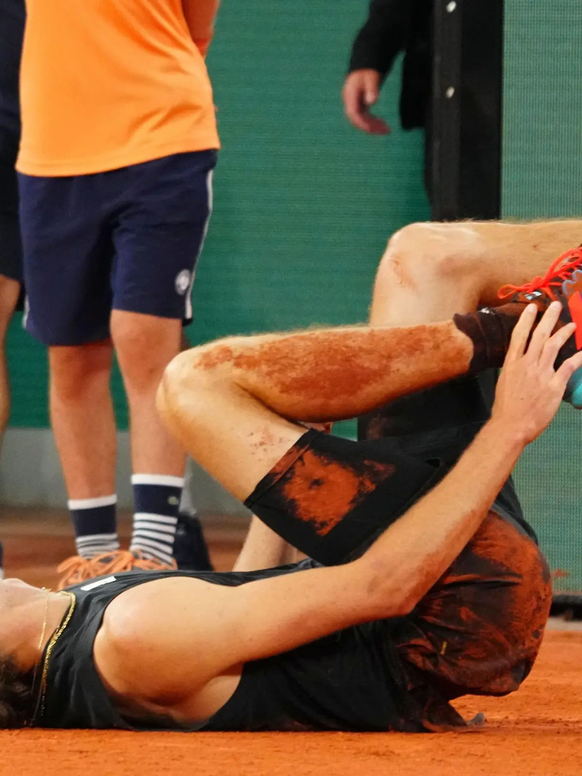 Mandatory Credit: Photo by Javier Garcia/Shutterstock 12960013an Alexander Zverev screams out in pain with an injury to his right leg which ended his match French Open Tennis, Day 13, Roland Garros, Paris, France - 03 Jun 2022 French Open Tennis, Day 13, Roland Garros, Paris, France - 03 Jun 2022 PUBLICATIONxINxGERxSUIxAUTXHUNxGRExMLTxCYPxROMxBULxUAExKSAxONLY Copyright: xJavierxGarcia/Shutterstockx 12960013an 