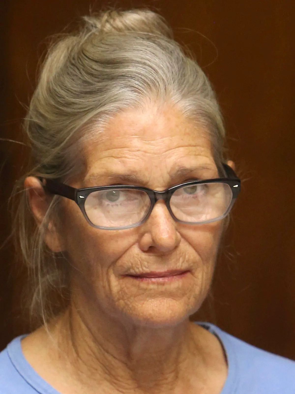 ARCHIV - 06.09.2017, USA, Corona: Leslie Van Houten nimmt an ihrer Bewährungsanhörung in der California Institution for Women teil. Die 73-jährige Leslie Van Houten sei am Dienstag unter «Bewährungsaufsicht» aus dem Gefängnis entlassen worden, teilte die zuständige Strafvollzugsbehörde mit. Zuvor hatte ein Berufungsgericht entschieden, dass Van Houten entlassen werden könne. (zu dpa: "Frühere Anhängerin von Charles Manson aus Gefängnis entlassen") Foto: Stan Lim/Pool Los Angeles Daily News/AP/dpa +++ dpa-Bildfunk +++