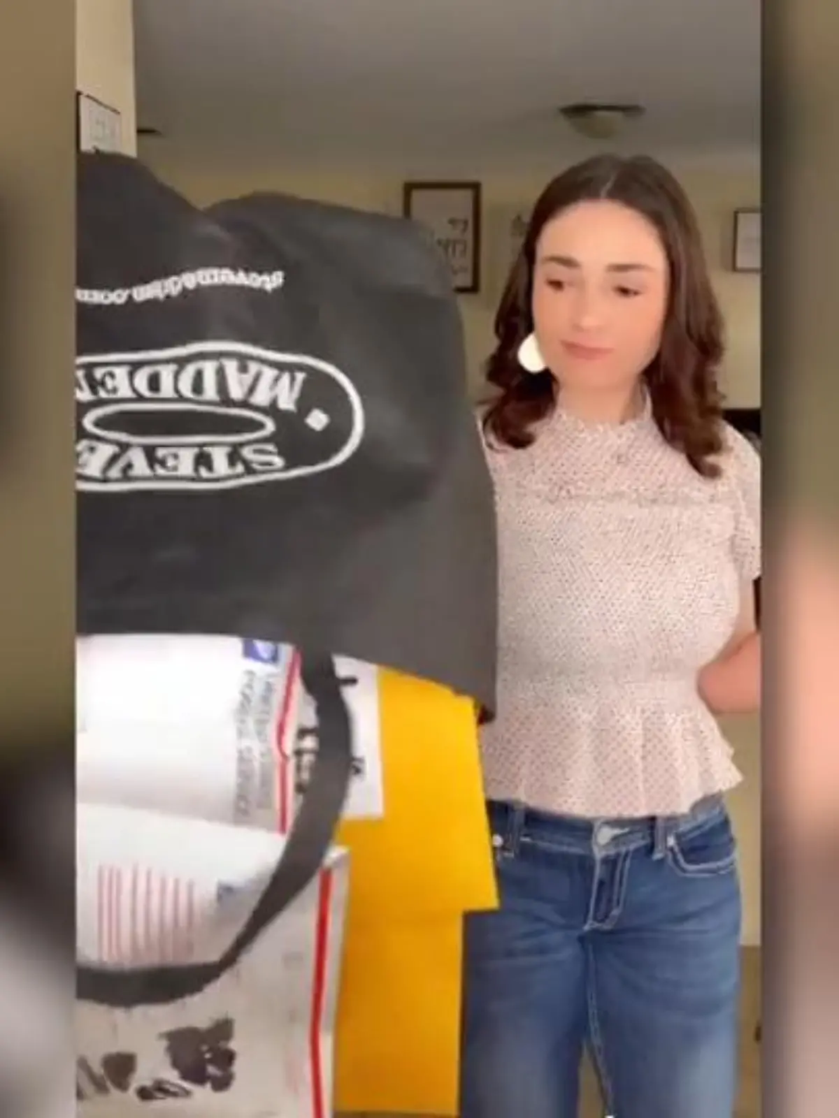 Stephanie Grime kauft nicht zustellbare Pakete in den USA auf, zeigt dann erst den überraschenden Inhalt bei TikTok und im Anschluss verkauft sie die Sachen weiter. Was in den Paketen so drin ist, und welche skurrilen Dinge sie schon ausgepackt hat zeigt die Influencerin unserer Reporterin.
