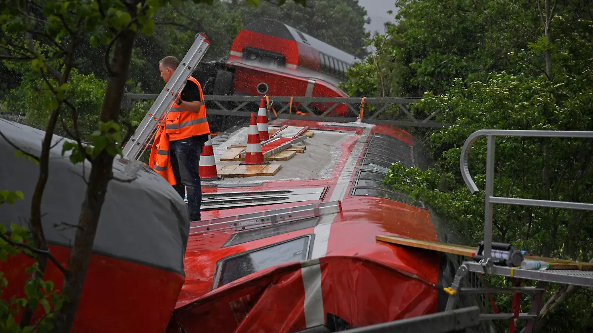 dpatopbilder - 03.06.2022, Bayern, Garmisch-Partenkirchen: Zahlreiche Einsatz- und Rettungskräfte sind nach einem schweren Zugunglück im Einsatz. Bei einem schweren Zugunglück sind in Garmisch-Partenkirchen mindestens vier Menschen ums Leben gekommen. Ein Regionalexpress entgleiste in der beliebten oberbayerischen Urlaubsregion auf dem Weg von Garmisch nach München. Foto: Uwe Lein/dpa +++ dpa-Bildfunk +++