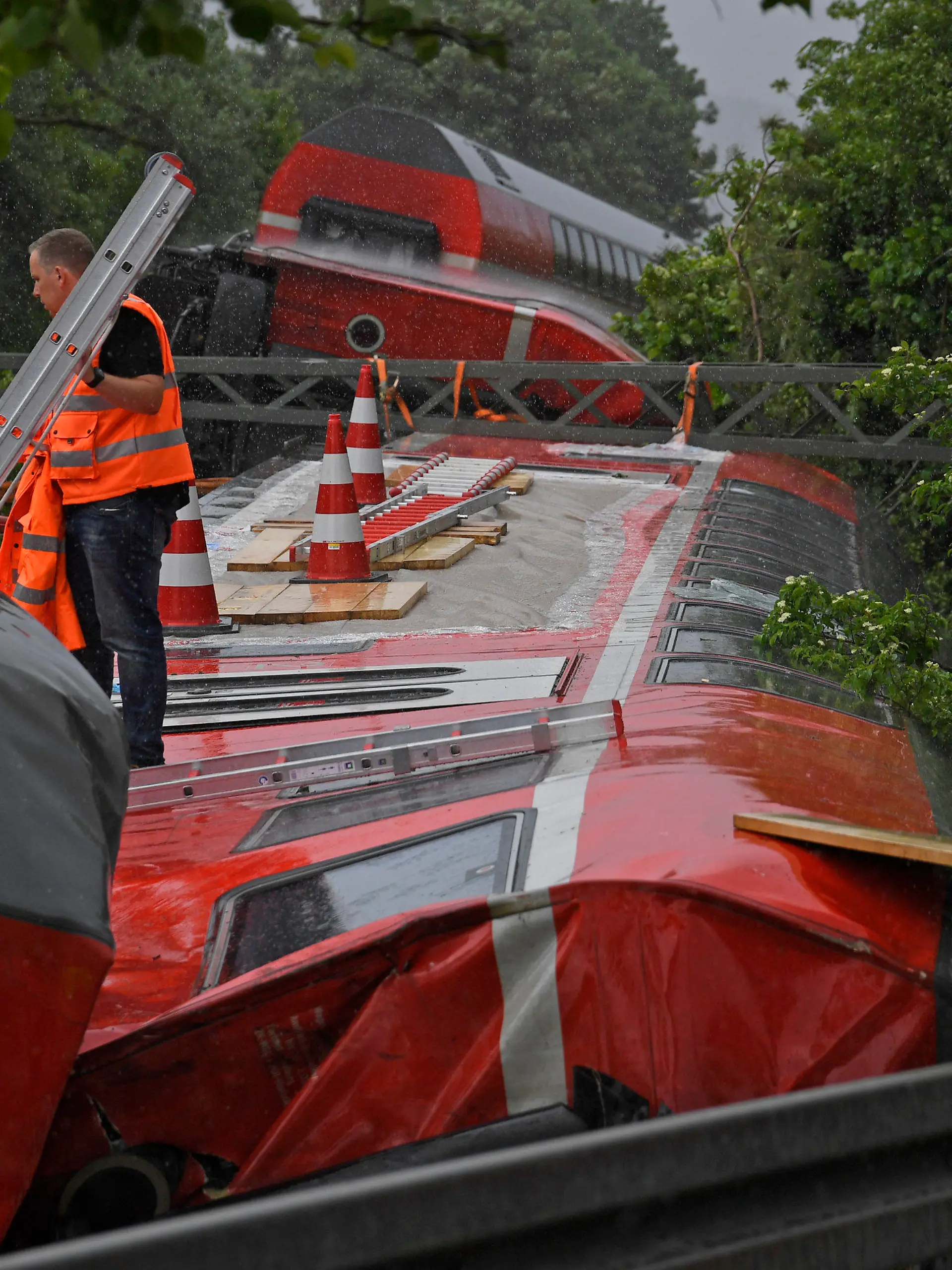 dpatopbilder - 03.06.2022, Bayern, Garmisch-Partenkirchen: Zahlreiche Einsatz- und Rettungskräfte sind nach einem schweren Zugunglück im Einsatz. Bei einem schweren Zugunglück sind in Garmisch-Partenkirchen mindestens vier Menschen ums Leben gekommen. Ein Regionalexpress entgleiste in der beliebten oberbayerischen Urlaubsregion auf dem Weg von Garmisch nach München. Foto: Uwe Lein/dpa +++ dpa-Bildfunk +++