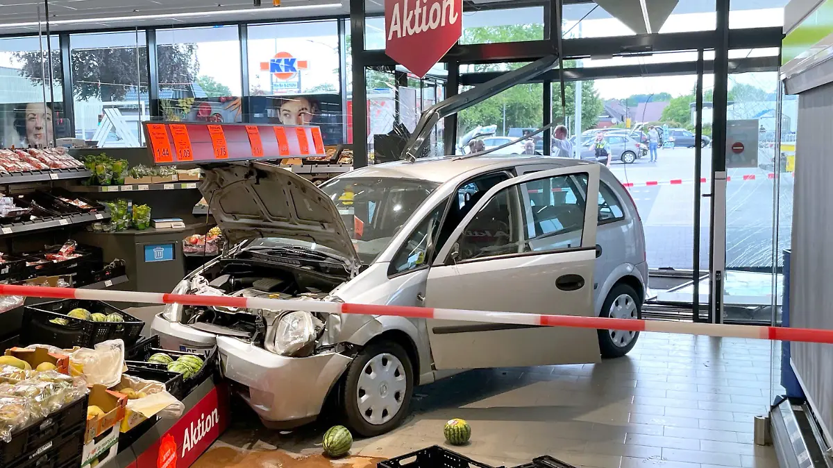 dpatopbilder - 03.06.2022, Nordrhein-Westfalen, Reken: Der PKW steht noch vor den Melonen. Ein Senior hat sein Fahrzeug direkt in einen Supermarkt bis in die Obst- und Gemüsetheke gefahren. Der Mann habe am Freitag das Gaspedal mit der Bremse verwechselt, teilte eine Sprecherin der Polizei Borken am Abend mit. Foto: Bludau/Foto Bludau/dpa +++ dpa-Bildfunk +++