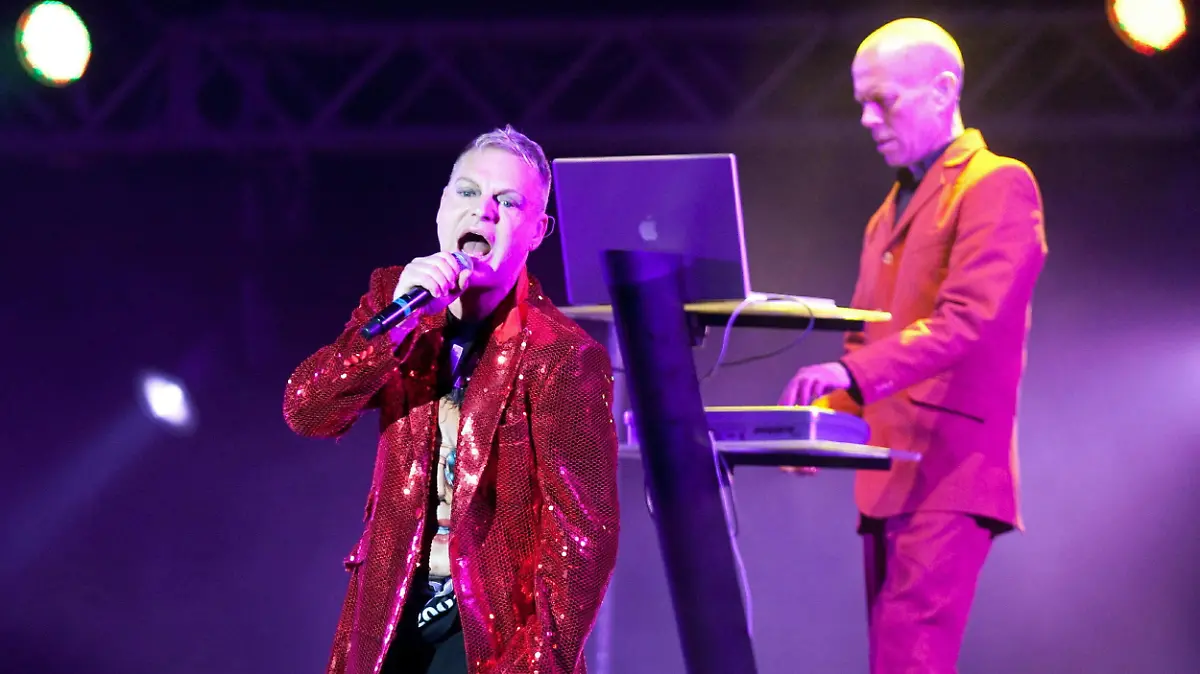 epa02872120 Singer of the English duo Erasure, Andy Bell and Vince Clarke (R) perform during their concert at the Monumental stadium in Lima, Peru, 18 August 2011. The concert is part of the Total Pop Tour. EPA/PAUL VALLEJOS ++