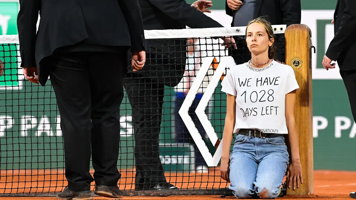 Envahissement du court central philippe Chatrier par une activiste pendant le match entre Casper Ruud  NOR  vs Marin Cilic  Croatie  TENNIS : Roland Garros 2022 - Internationaux de France - 03/06/2022 FedericoPestellini/Panoramic PUBLICATIONxNOTxINxFRAxITAxBEL 
