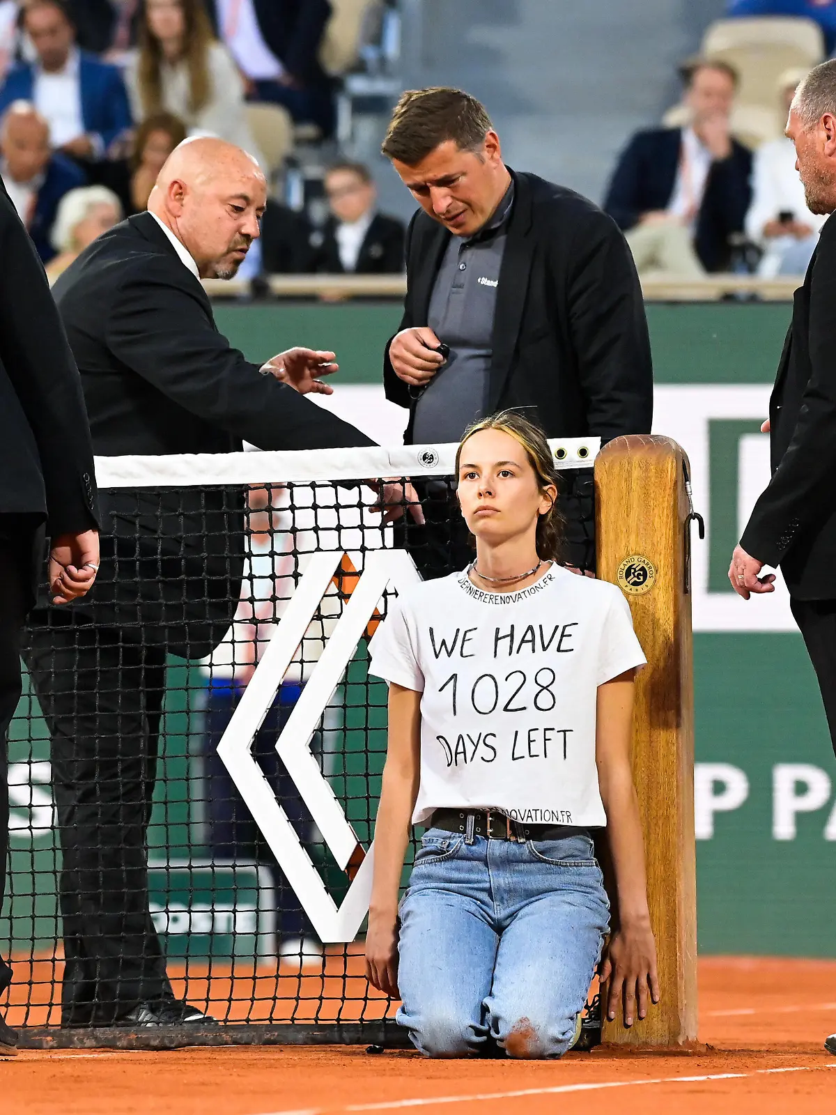 Envahissement du court central philippe Chatrier par une activiste pendant le match entre Casper Ruud  NOR  vs Marin Cilic  Croatie  TENNIS : Roland Garros 2022 - Internationaux de France - 03/06/2022 FedericoPestellini/Panoramic PUBLICATIONxNOTxINxFRAxITAxBEL 