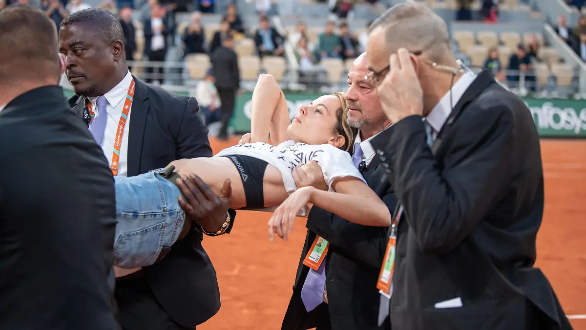 Roland Garros 2022 PARIS, IF - 03.06.2022: ROLAND GARROS 2022 - A protester enters the court during a game between Casper Ruud and Marin Cilic valid for the semi-final of the men& 39s tournament of Roland Garros 2022 held in Paris, France. Photo: Richard Callis/Fotoarena x2215679x PUBLICATIONxNOTxINxBRA RichardxCallis 