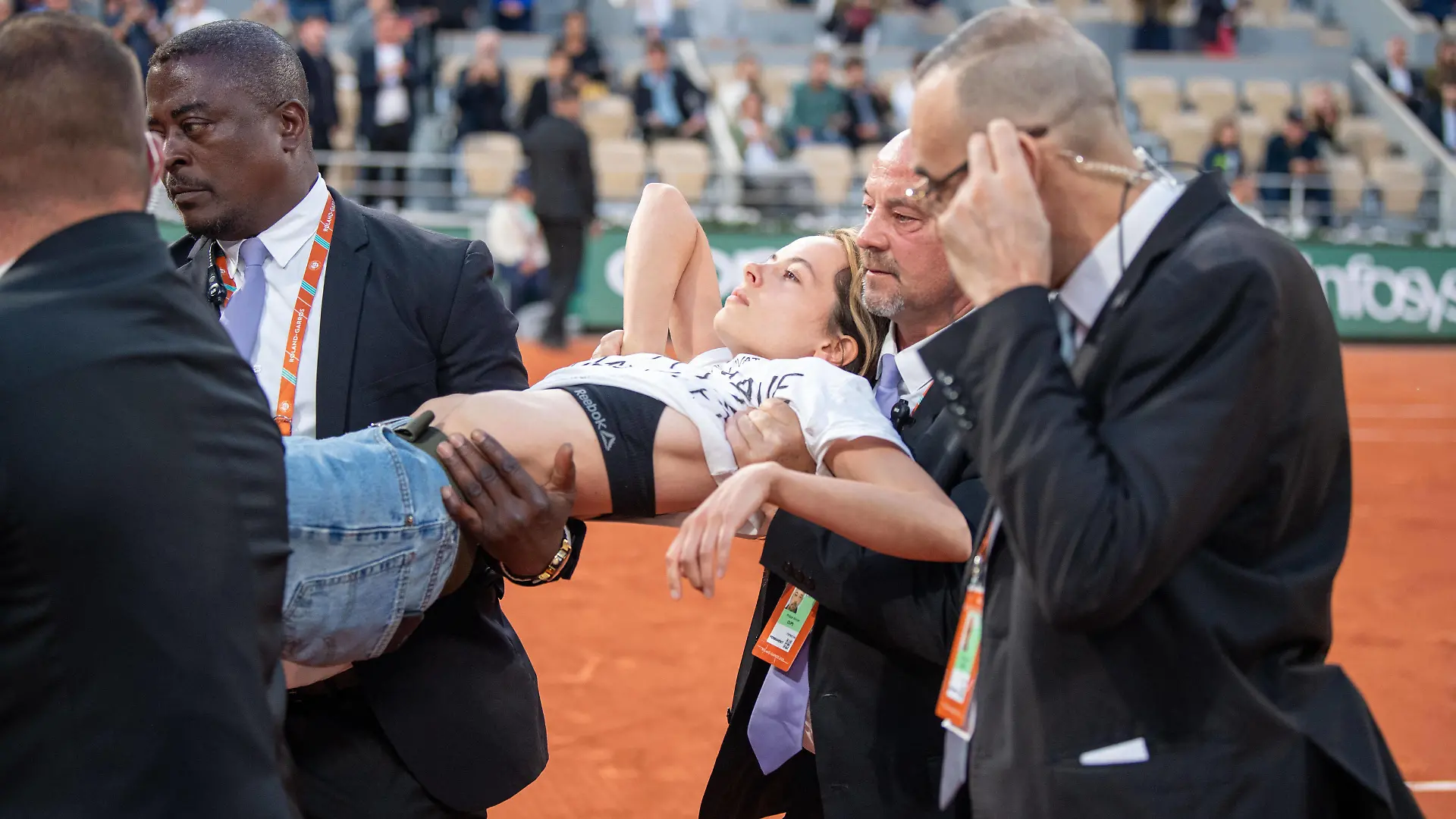 Roland Garros 2022 PARIS, IF - 03.06.2022: ROLAND GARROS 2022 - A protester enters the court during a game between Casper Ruud and Marin Cilic valid for the semi-final of the men& 39s tournament of Roland Garros 2022 held in Paris, France. Photo: Richard Callis/Fotoarena x2215679x PUBLICATIONxNOTxINxBRA RichardxCallis 