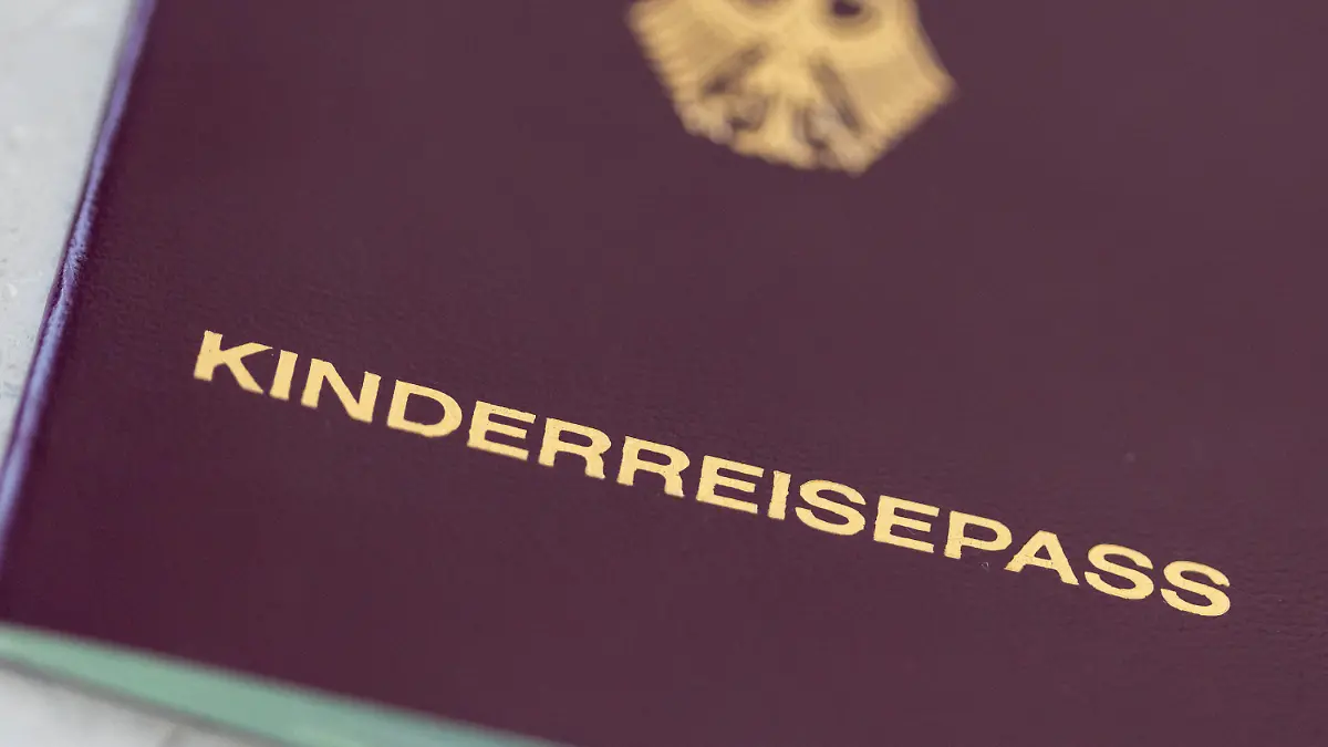 ARCHIV - 14.05.2022, Bayern, Nürnberg: Ein Kinderreisepass. Der Kinderreisepass soll abgeschafft werden. Einen entsprechenden Gesetzentwurf hat der Bundestag am Freitag mit den Stimmen von SPD, Grünen und FDP verabschiedet. (zu dpa "Bundestag beschließt Abschaffung des Kinderreisepasses") Foto: Daniel Karmann/dpa +++ dpa-Bildfunk +++