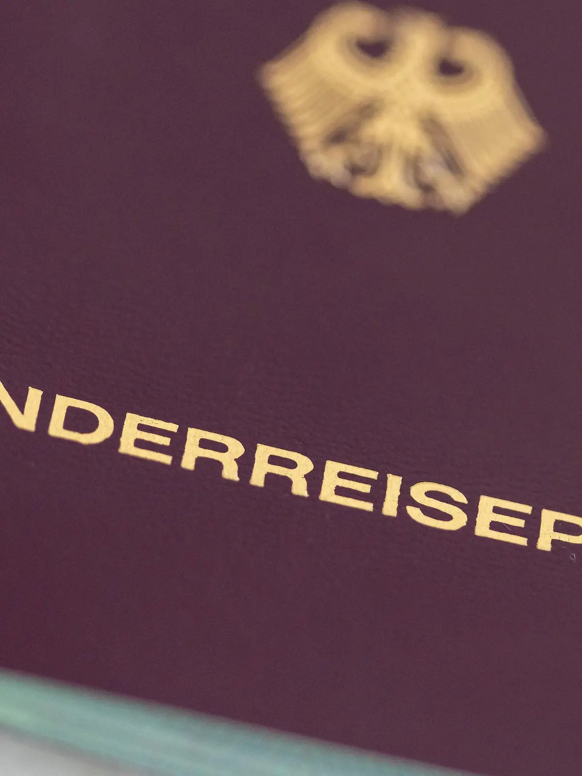 ARCHIV - 14.05.2022, Bayern, Nürnberg: Ein Kinderreisepass. Der Kinderreisepass soll abgeschafft werden. Einen entsprechenden Gesetzentwurf hat der Bundestag am Freitag mit den Stimmen von SPD, Grünen und FDP verabschiedet. (zu dpa "Bundestag beschließt Abschaffung des Kinderreisepasses") Foto: Daniel Karmann/dpa +++ dpa-Bildfunk +++