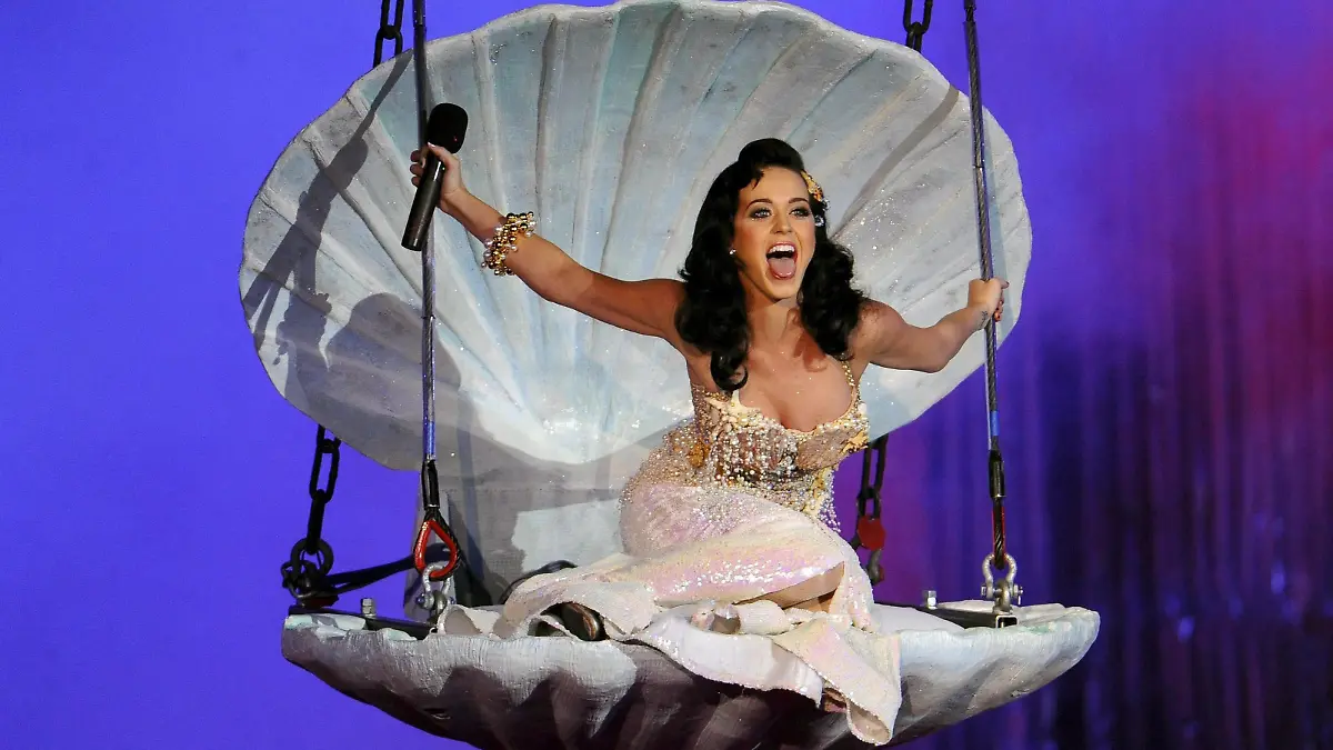 epa01733134 US singer-songwriter and musician Katy Perry perfoms on stage as she attends the 'Life Ball 2009' at the Vienna Rathausplatz, Vienna, Austria, on 16 May 2009. The Life Ball is Europe's largest event for the fight against AIDS/HIV and since its first year in 1993, the Life Ball has evolved to a charity attended by celebrities and politicians every year. EPA/HANS KLAUS TECHT