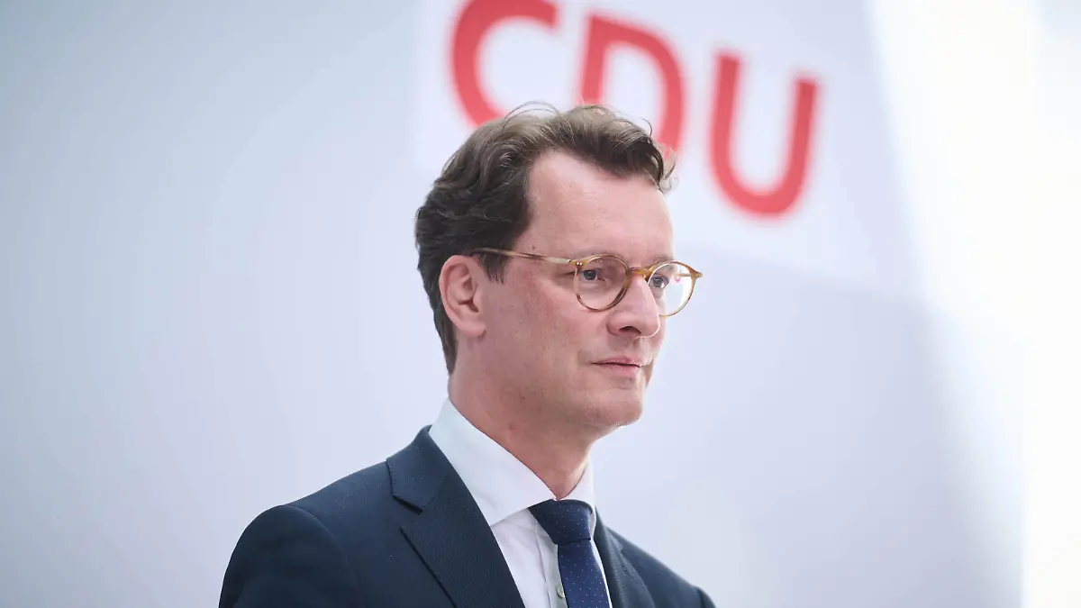 Pressekonferenz von Friedrich Merz und Hendrik Wüst in Berlin Hendrik Wüst Ministerpräsident Nordrhein-Westfalen, CDU während der gemeinsamen Pressekonferenz am 16.05.2022 im Konrad-Adenauer-Haus in Berlin. Berlin Konrad-Adenauer-Haus Berlin Deutschland *** Press conference of Friedrich Merz and Hendrik Wüst in Berlin Hendrik Wüst Prime Minister of North Rhine Westphalia, CDU during the joint press conference on 16 05 2022 at the Konrad Adenauer House in Berlin Berlin Konrad Adenauer House Berlin Germany