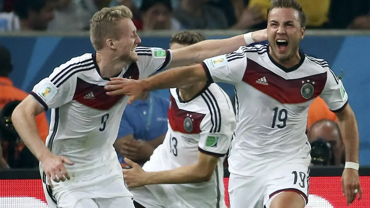 FILE - epa04314829 Mario Goetze (R) of Germany is celebrated by Andre Schuerrle (L) after scoring the winning goal during the FIFA World Cup 2014 final between Germany and Argentina at the Estadio do Maracana in Rio de Janeiro, Brazil, 13 July 2014. (RESTRICTIONS APPLY: Editorial Use Only, not used in association with any commercial entity - Images must not be used in any form of alert service or push service of any kind including via mobile alert services, downloads to mobile devices or MMS messaging - Images must appear as still images and must not emulate match action video footage - No alteration is made to, and no text or image is superimposed over, any published image which: (a) intentionally obscures or removes a sponsor identification image; or (b) adds or overlays the commercial identification of any third party which is not officially associated with the FIFA World Cup) EPA/Antonio Lacerda EDITORIAL USE ONLY (zu dpa-Meldung: «Nach Götze wechselt auch Schürrle zu Borussia Dortmund» vom 22.07.2016) +++(c) dpa - Bildfunk+++