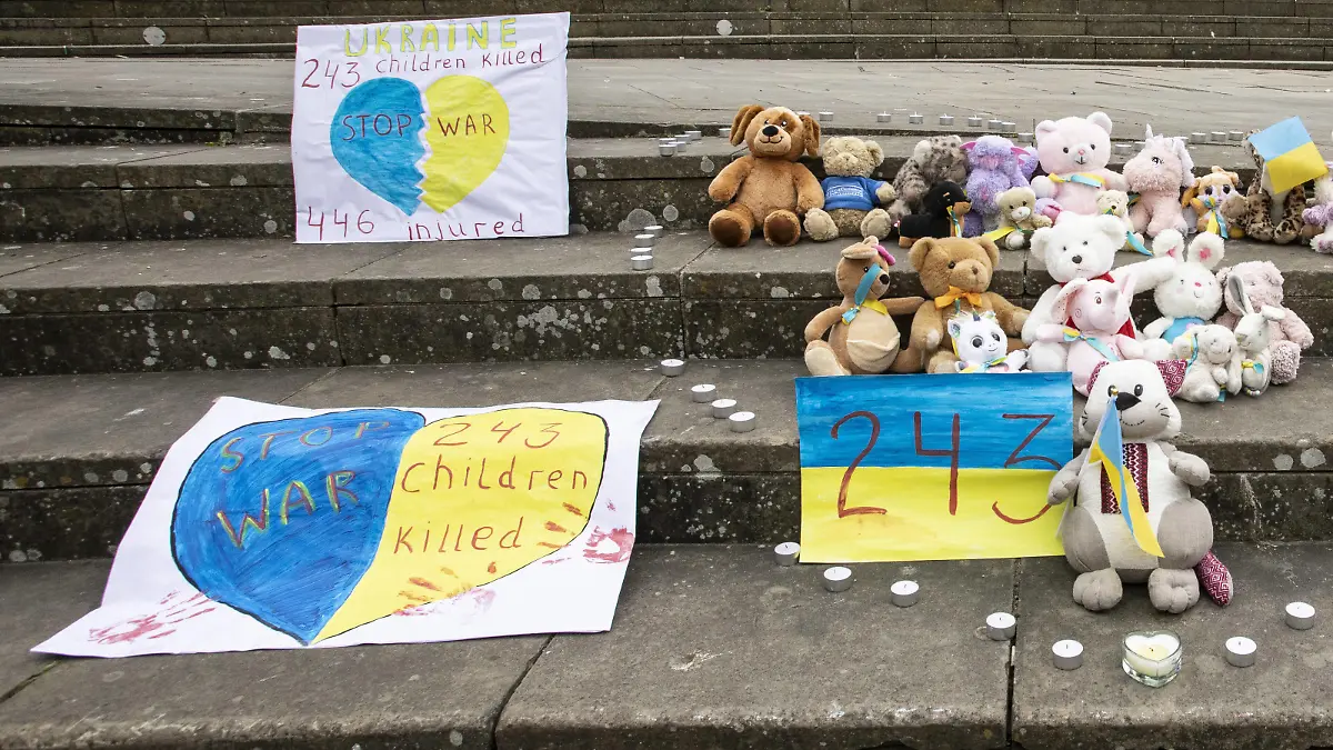 On International Childrens Day a heartfelt vigil was held by refugee Ukrainians and their hosts at Castle Square Gardens, Swansea, to remember the children that have tragically died or have been injured by the war in Ukraine. Currently 229 children have died and 420 injured, however, that is the only number of known tragedies. Where: Swansea, Wales, United Kingdom When: 01 Jun 2022 Credit: Joann Randles/Cover Images PUBLICATIONxNOTxINxUKxFRA Copyright: xx 51623461