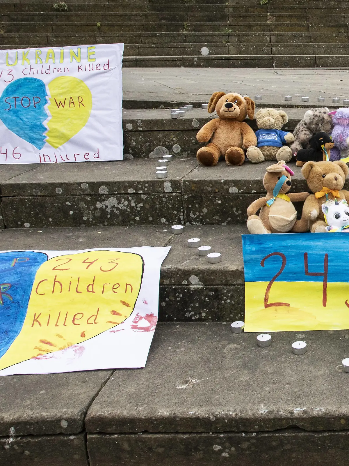  On International Childrens Day a heartfelt vigil was held by refugee Ukrainians and their hosts at Castle Square Gardens, Swansea, to remember the children that have tragically died or have been injured by the war in Ukraine. Currently 229 children have died and 420 injured, however, that is the only number of known tragedies. Where: Swansea, Wales, United Kingdom When: 01 Jun 2022 Credit: Joann Randles/Cover Images PUBLICATIONxNOTxINxUKxFRA Copyright: xx 51623461