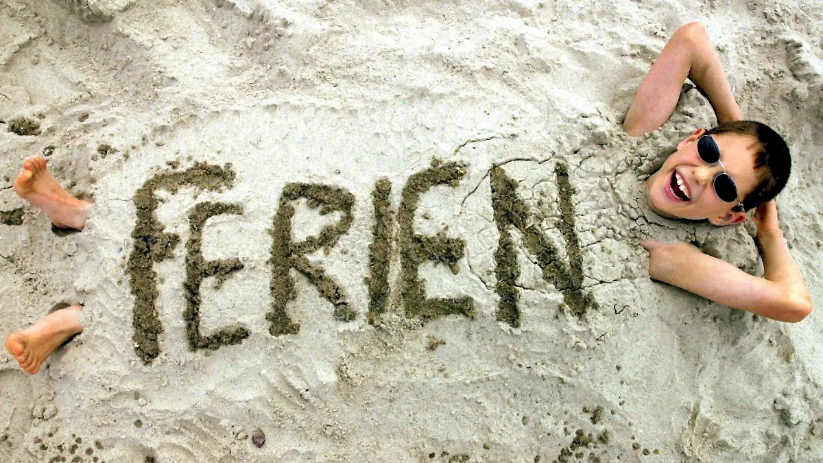 Arne auf "Tauchstation": Was kann es Schöneres geben, als sich am Ende des letzten Schultages am 18.7.2001 am Ostseestrand von Boltenhagen in den Sand eingraben und den Schriftzug "Ferien" auf den Bauch schreiben zu lassen.....