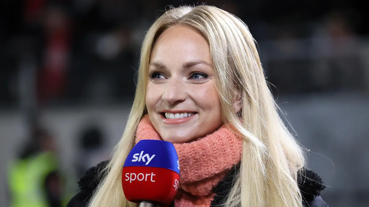 Deutschland, Freiburg, 25.01.2023, Fussball, Bundesliga, SC Freiburg - Eintracht Frankfurt: Katharina Kleinfeldt (sky Moderatorin). Foto: Robin Rudel