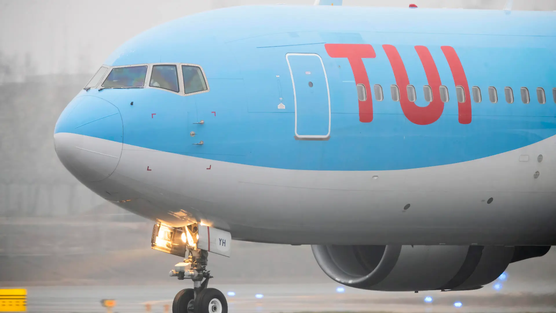 Vilnius,Lithuania 2020-11-12 TUI Airways Boeing 767-300ER airplane G-OBYH Vilnius Lithuania PUBLICATIONxNOTxINxESTxLATxLTU Copyright: xKarolisxKavolelisx aviation airport Lithuania
