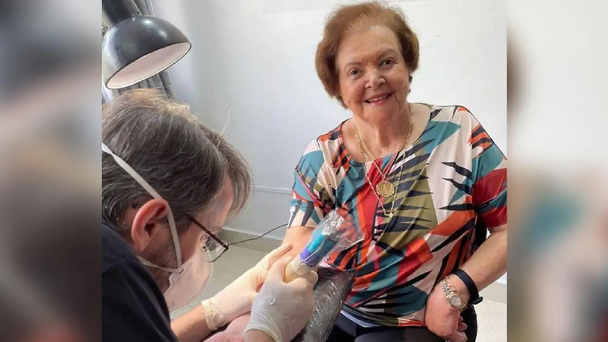 91-Jährige hat Enkel das Tattoo versprochen.