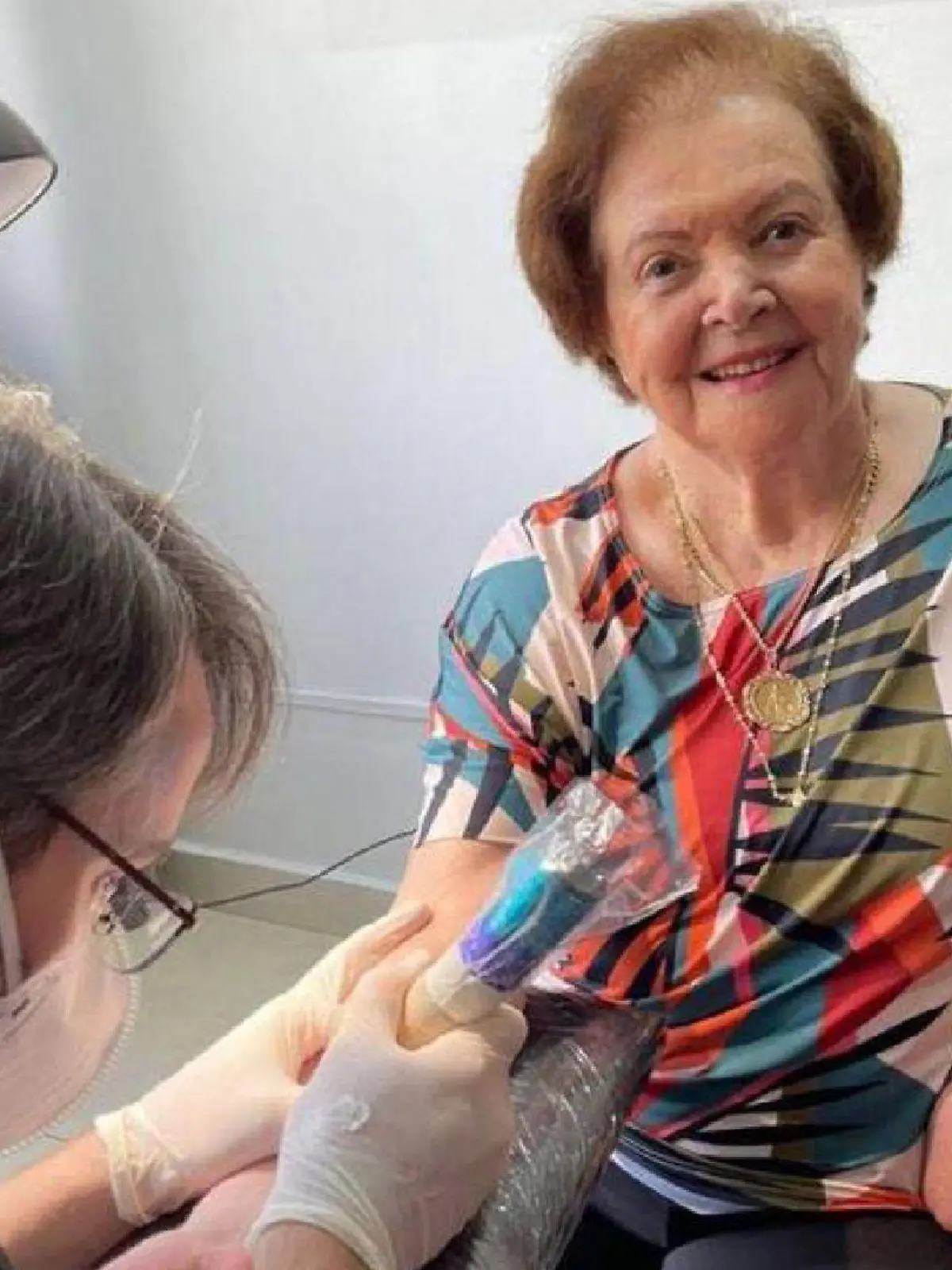 91-Jährige hat Enkel das Tattoo versprochen.