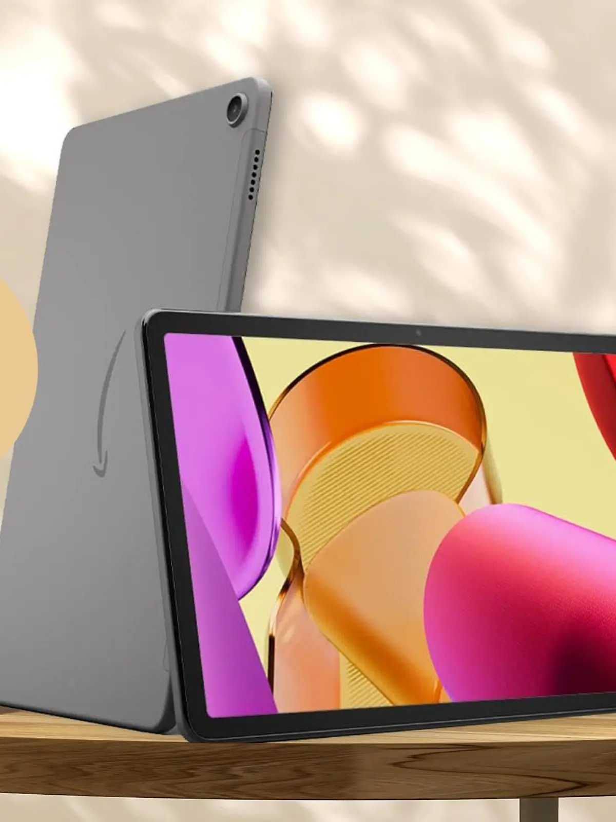 Amazon Fire Max 11-Tablet auf einem Holztisch.