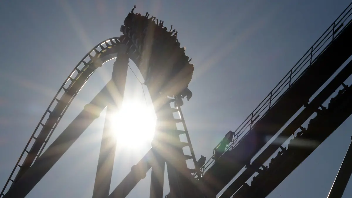 ARCHIV - Die Sonne strahlt durch die Achterbahn «Silverstar» am 15.06.2014 im Europa-Park in Rust (Baden-Württemberg). Foto: Patrick Seeger/dpa (Zu lsw: «Europa-Park peilt Fünf-Millionen-Marke an" vom 26.03.2015) +++(c) dpa - Bildfunk+++