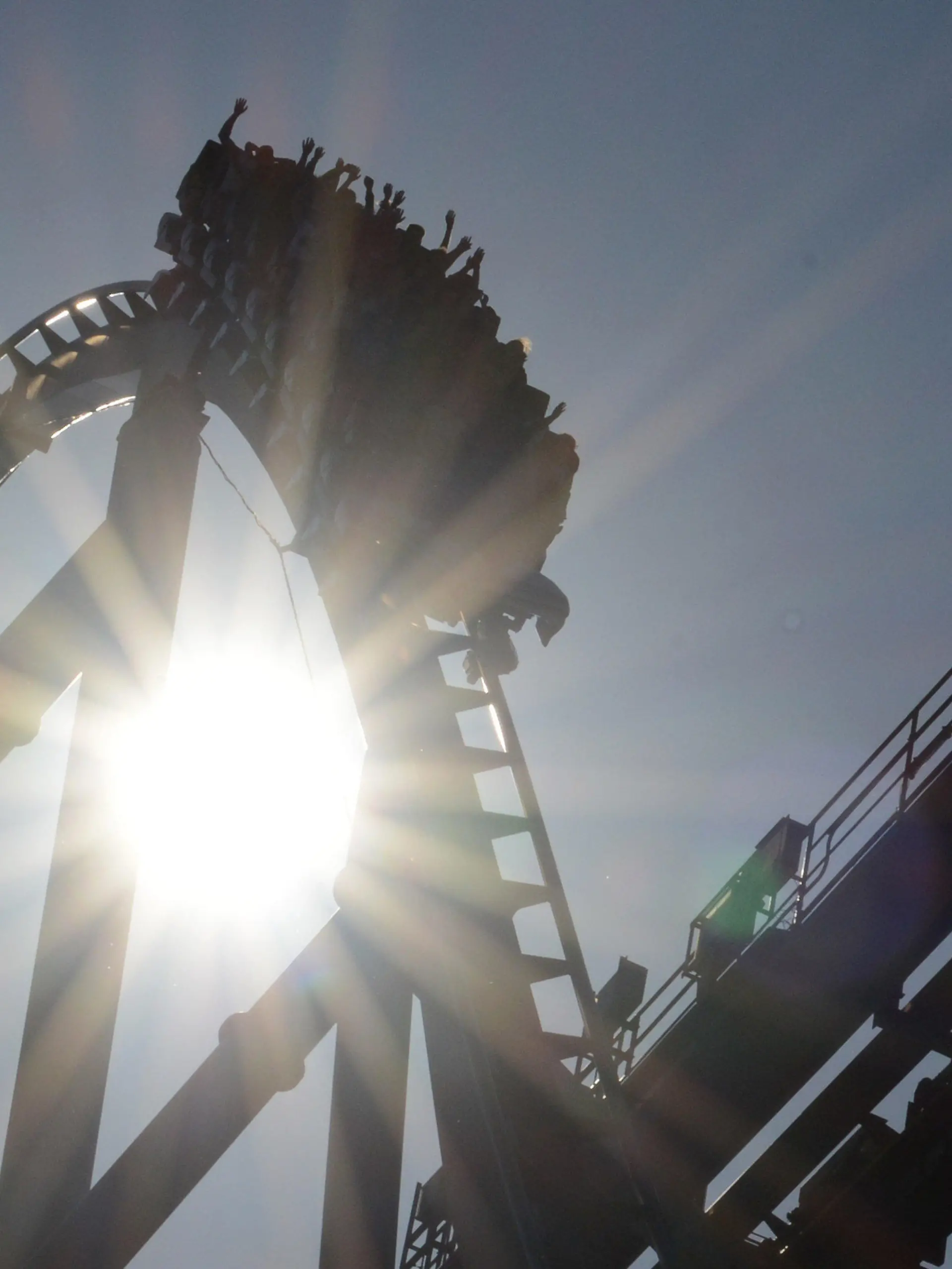 ARCHIV - Die Sonne strahlt durch die Achterbahn «Silverstar» am 15.06.2014 im Europa-Park in Rust (Baden-Württemberg). Foto: Patrick Seeger/dpa (Zu lsw: «Europa-Park peilt Fünf-Millionen-Marke an" vom 26.03.2015) +++(c) dpa - Bildfunk+++