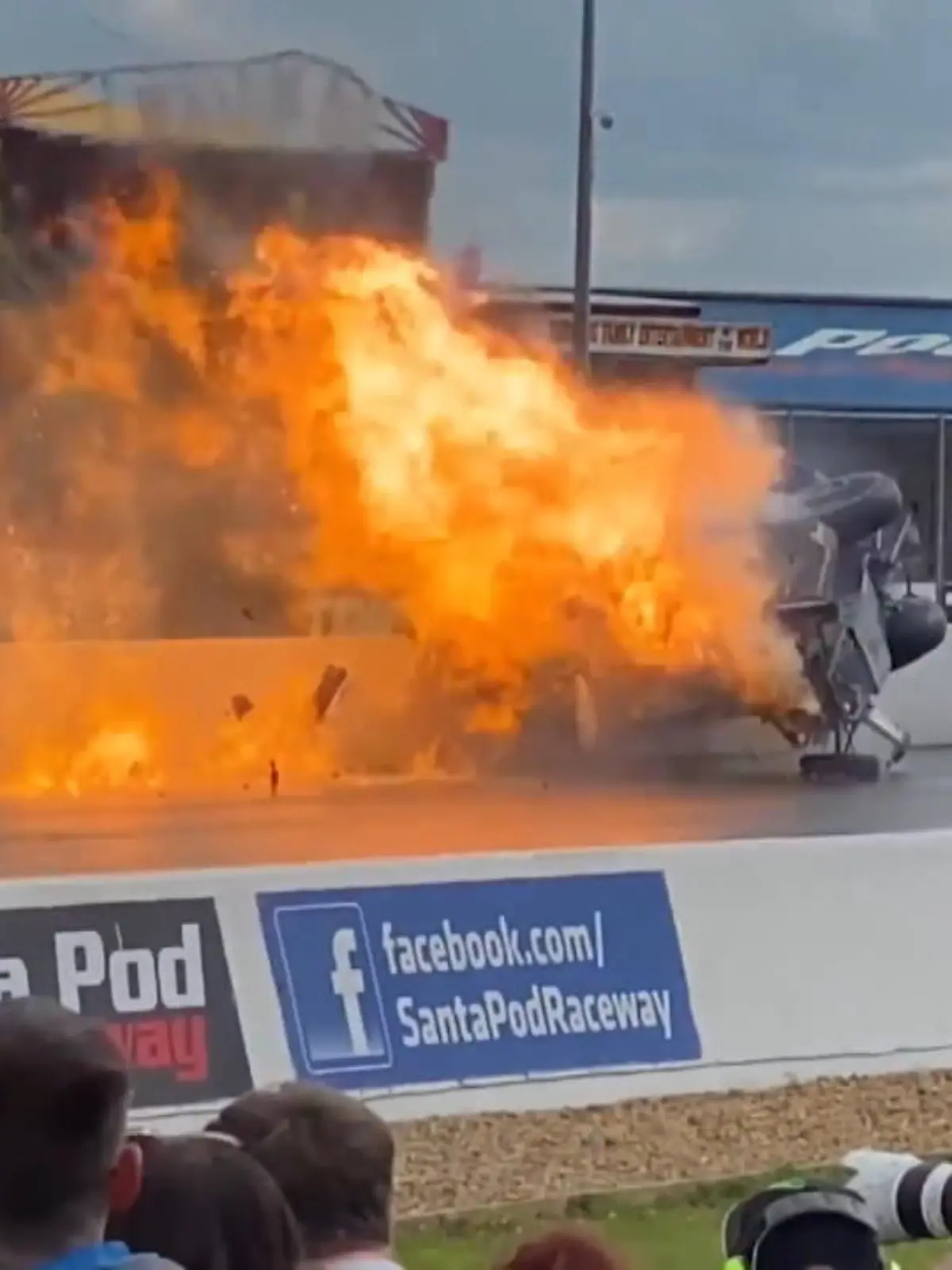 Bei einem Drag Race in Zentralengland kam es zu einem Unfall. *Freistand Kevin Chapmans Fahrzeug ging in Flammen auf, als er vor den Zuschauern beschleunigte und sich dann überschlug.
