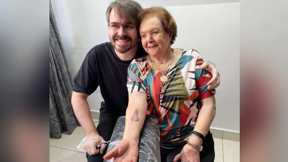 Brasilien: 91-Jährige lässt sich Tattoo stechen.