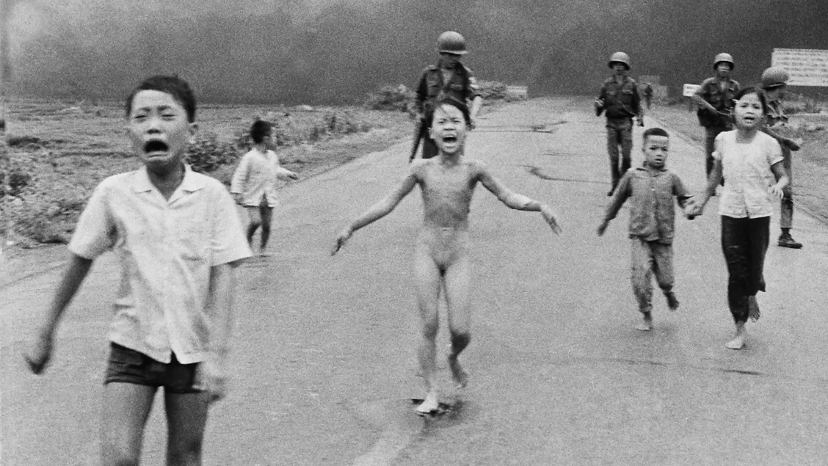 ARCHIV - 08.06.1972, Vietnam, Trang Bang: Die neunjährige Kim Phuc Phan Thi (M) flieht nackt mit ihren Brüdern und Cousins vor einem Napalm-Angriff. Es ist eine der denkwürdigsten Aufnahmen des 20. Jahrhunderts: Nick Ut drückt auf den Auslöser, als ein vietnamesisches Dorf mit Napalm angegriffen wird. Warum bewegt das Foto der Neunjährigen bis heute? (zu dpa "Ikone der Fotografie und des Friedens: 50 Jahre «Napalm-Mädchen») Foto: Nick Ut/AP/dpa +++ dpa-Bildfunk +++