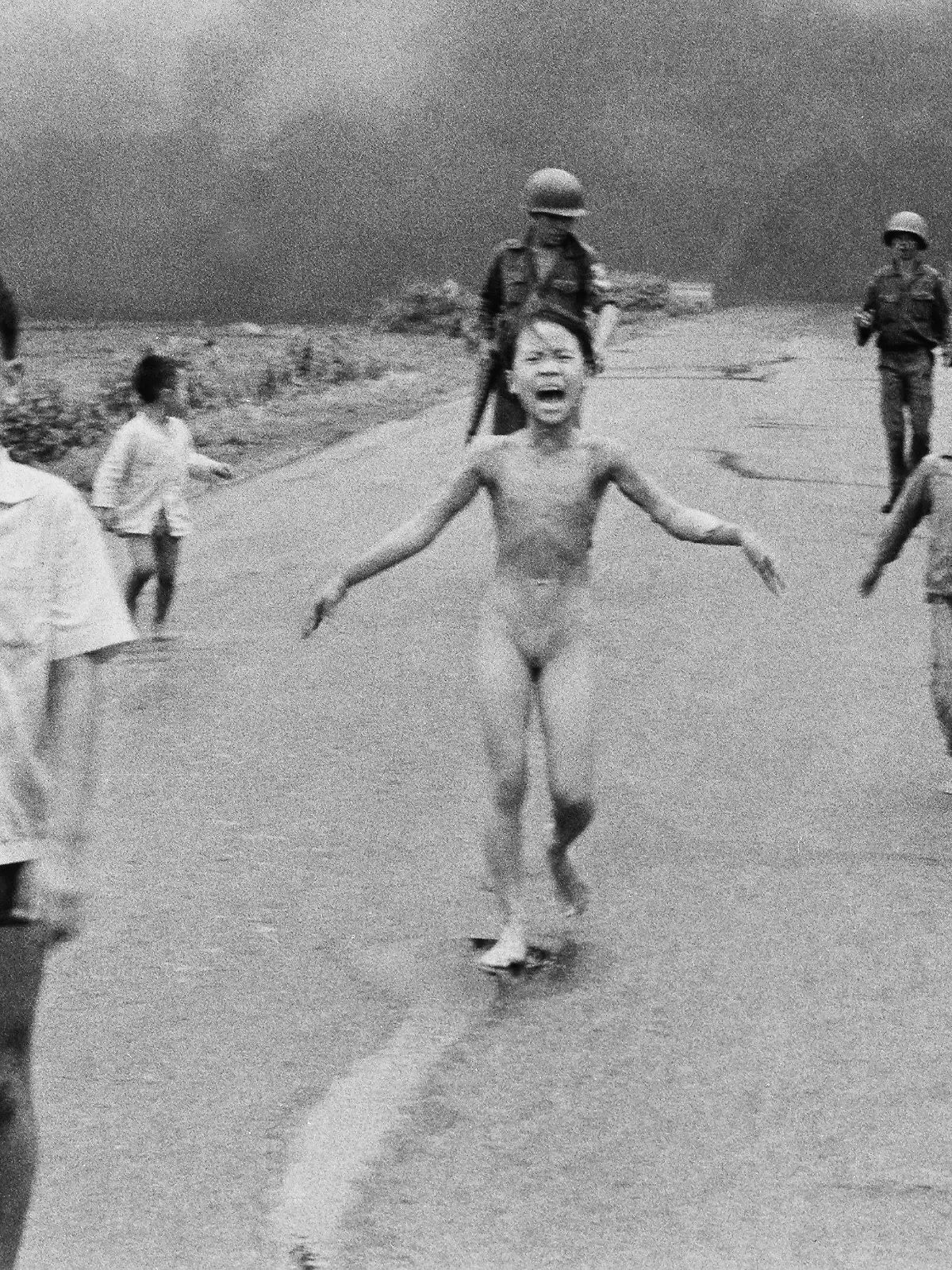 ARCHIV - 08.06.1972, Vietnam, Trang Bang: Die neunjährige Kim Phuc Phan Thi (M) flieht nackt mit ihren Brüdern und Cousins vor einem Napalm-Angriff. Es ist eine der denkwürdigsten Aufnahmen des 20. Jahrhunderts: Nick Ut drückt auf den Auslöser, als ein vietnamesisches Dorf mit Napalm angegriffen wird. Warum bewegt das Foto der Neunjährigen bis heute? (zu dpa "Ikone der Fotografie und des Friedens: 50 Jahre «Napalm-Mädchen») Foto: Nick Ut/AP/dpa +++ dpa-Bildfunk +++