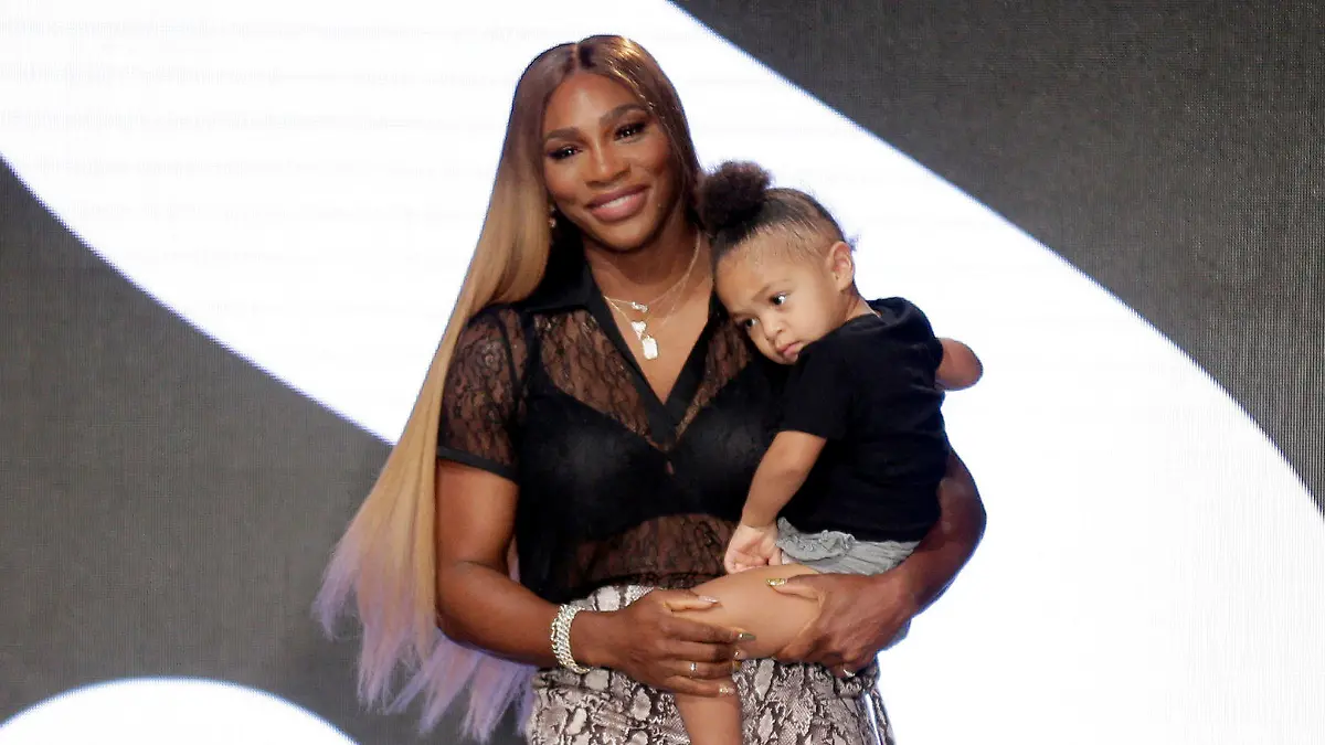dpatopbilder - 10.09.2019, USA, New York: Serena Williams hält ihre Tochter Alexis Olympia Ohanian Jr., nachdem sie ihre Kreationen im Rahmen der New York Fashion Week gezeigt hat. Foto: Seth Wenig/AP/dpa +++ dpa-Bildfunk +++