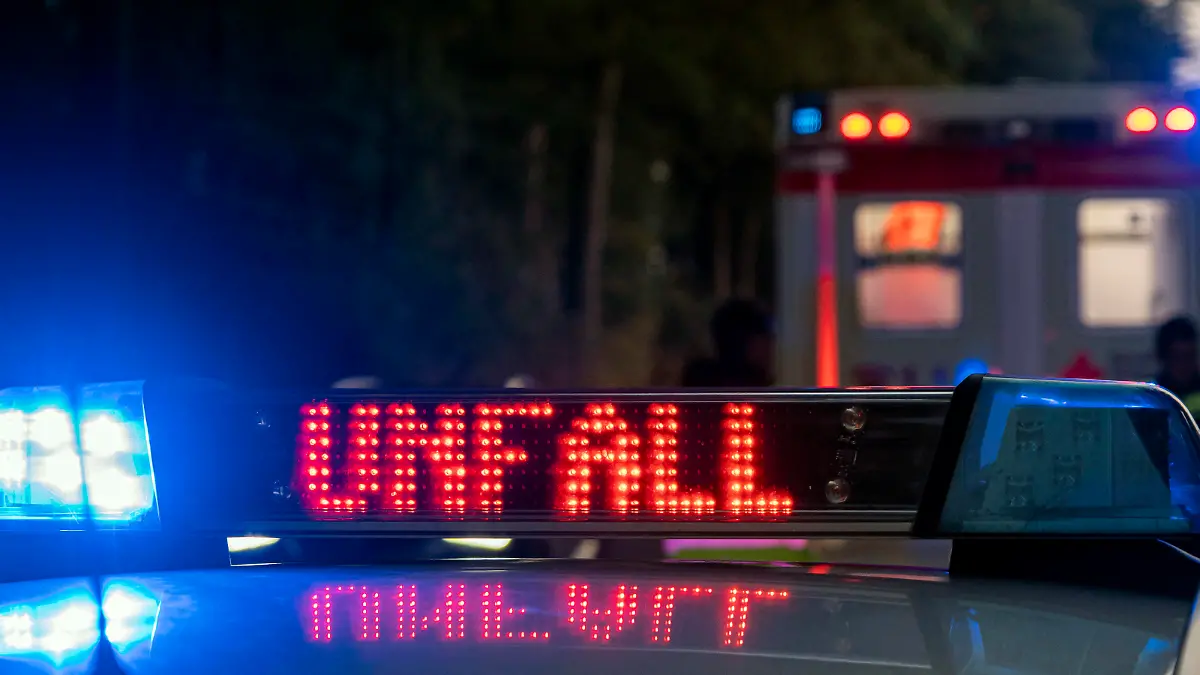 Osnabrueck, Deutschland 08. Oktober 2021: Ein Einsatzfahrzeug, Streifenwagen, der Polizei mit Blaulicht und dem Schriftzug Unfall im Display. Bei Dunkelheit erkennt man im Hintergrund einen Rettungswagen, RTW. Niedersachsen *** Osnabrueck, Germany 08 October 2021 A police car, patrol car, with blue light and the word accident in the display In the dark you can see an ambulance, RTW Lower Saxony, in the background. Copyright: xFotostandx/xReissx