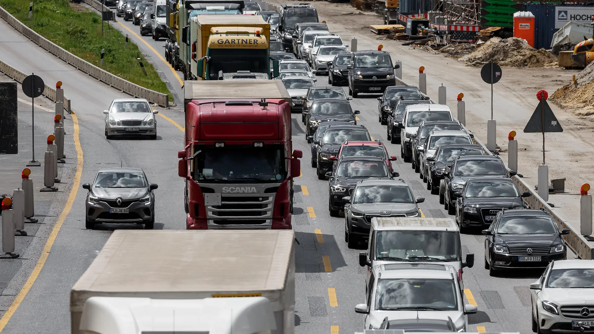 Urlaubsverkehr staut sich auf der Autobahn A7 an einer Baustelle Höhe Hamburg-Bahrenfeld in beiden Fahrtrichtungen.