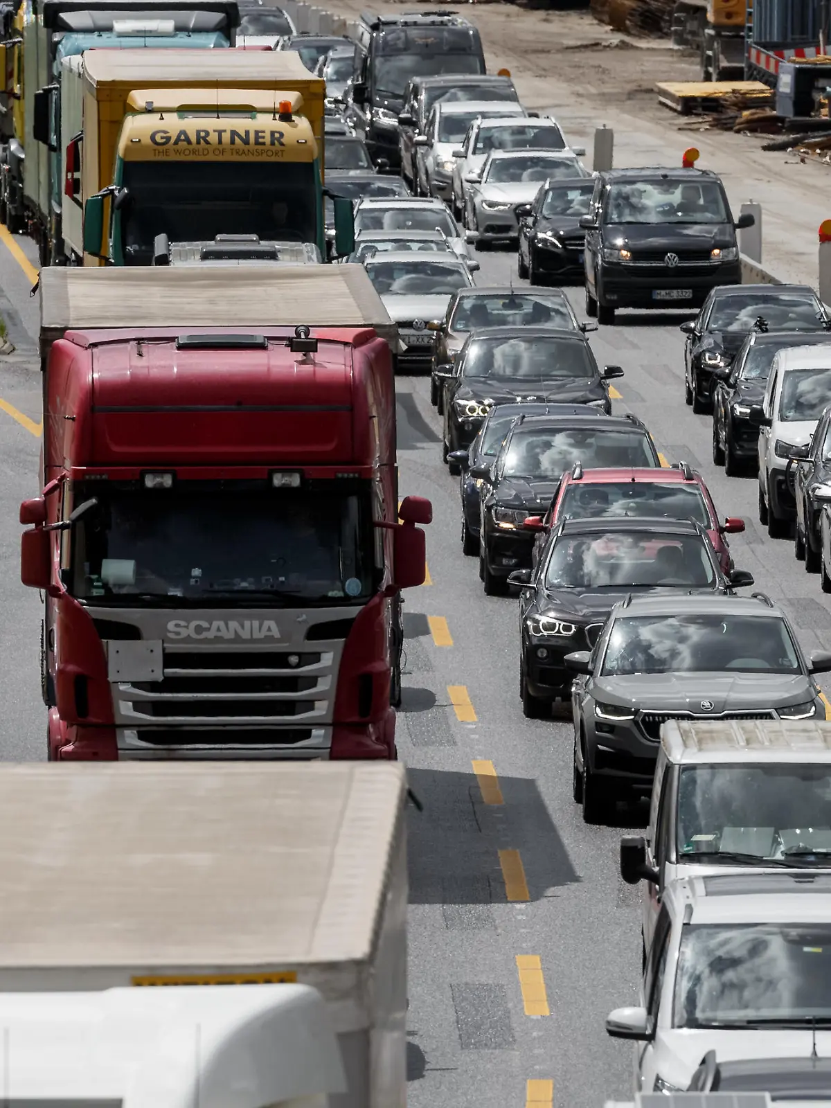 Urlaubsverkehr staut sich auf der Autobahn A7 an einer Baustelle Höhe Hamburg-Bahrenfeld in beiden Fahrtrichtungen.