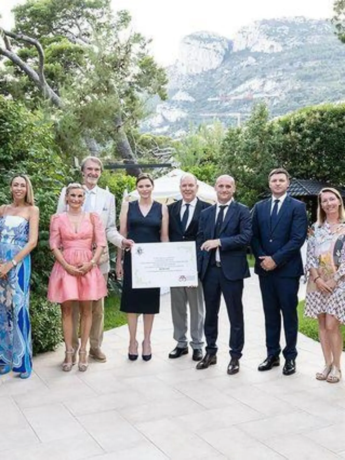 Charlène von Monaco nimmt einen Spendenscheck für ihre Stiftung an. Mit dabei: ihr Mann Albert.