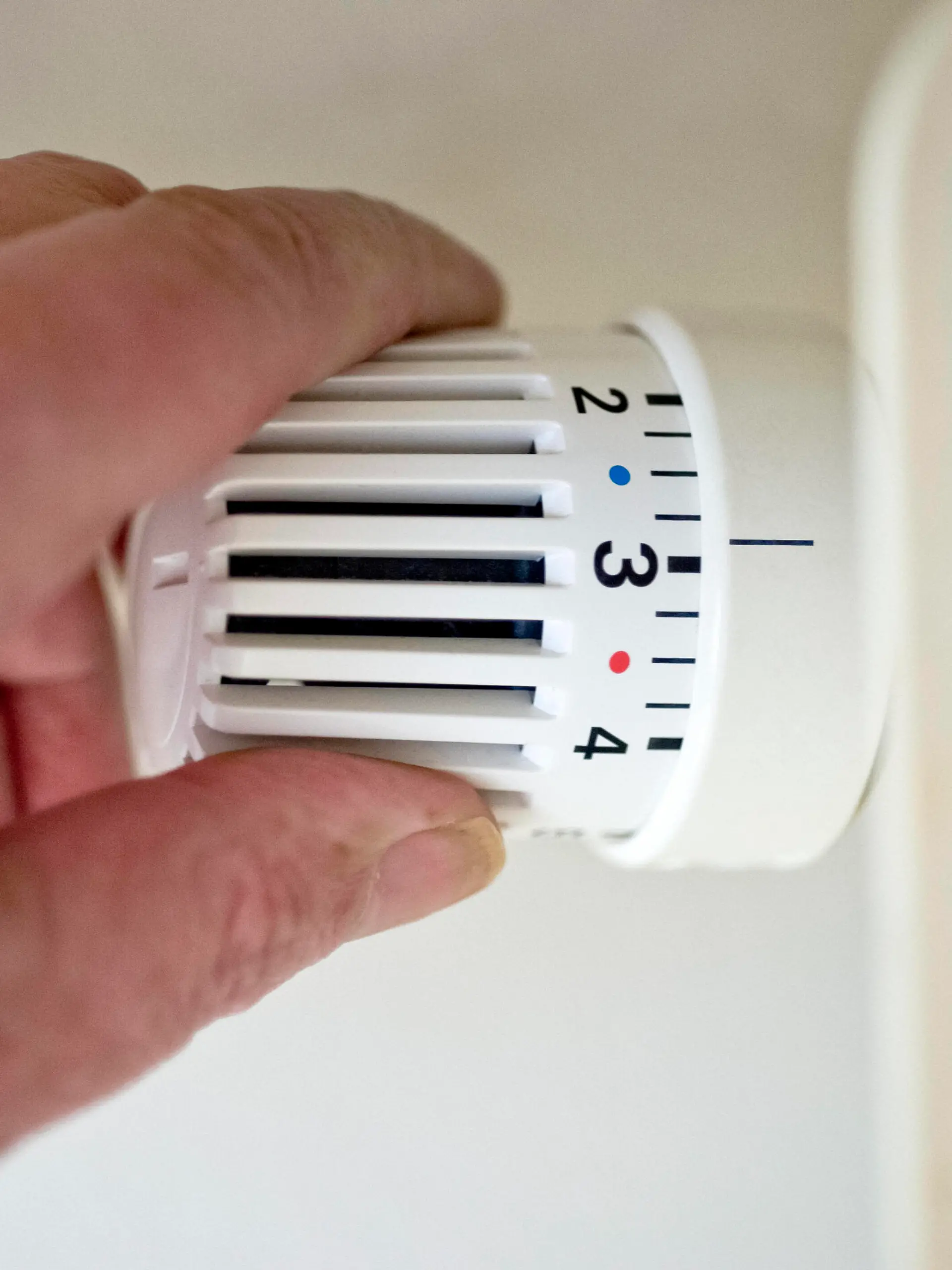  Am Thermostat drehen Heizkosten Heizung Heizungskosten Miete Mietkosten Mietnebenkosten Nebenkosten heizen Thermostat Heizungsthermostat Wärme Kälte wohnen Wohnung Heizkosten Energiebedarf Heizkostenabrechnung Heizperiode Heizkörper Heizungsanlage Gaspreis Gasheizung Ölpreis Ölheizung Fernheizung Fernwärme Betriebskosten Temperatur Temperaturregler Heizungsregler CO2 Steuer Abgabe Preis Heizkostenabgabe Klimaschutz energetische Sanierung 20220222ad119 Hamburg Hamburg Deutschland Germany *** Turn the thermostat heating costs heating costs rent rent costs ancillary costs heating thermostat heating thermostat heat cold living apartment heating costs energy demand heating cost account heating period radiator heating system gas price ga Copyright: xAchimxDuwentästerx