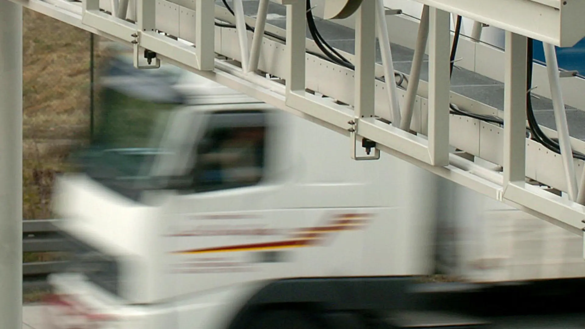 ARCHIV - Ein Lastwagen fährt auf der Autobahn bei Bad Klosterlausnitz unter einer Maut-Brücke mit Kontrollgeräten durch (Archivfoto vom 07.01.2005). Bis Ende 2006 wird die LKW-Maut den öffentlichen Kassen mehr als drei Milliarden Euro einbringen und damit die im Bundeshaushalt erwarteten Einnahmen von 2,9 Milliarden übertreffen. Foto: Jan-Peter Kasper dpa (zu dpa 0308 vom 18.12.2006) +++(c) dpa - Bildfunk+++