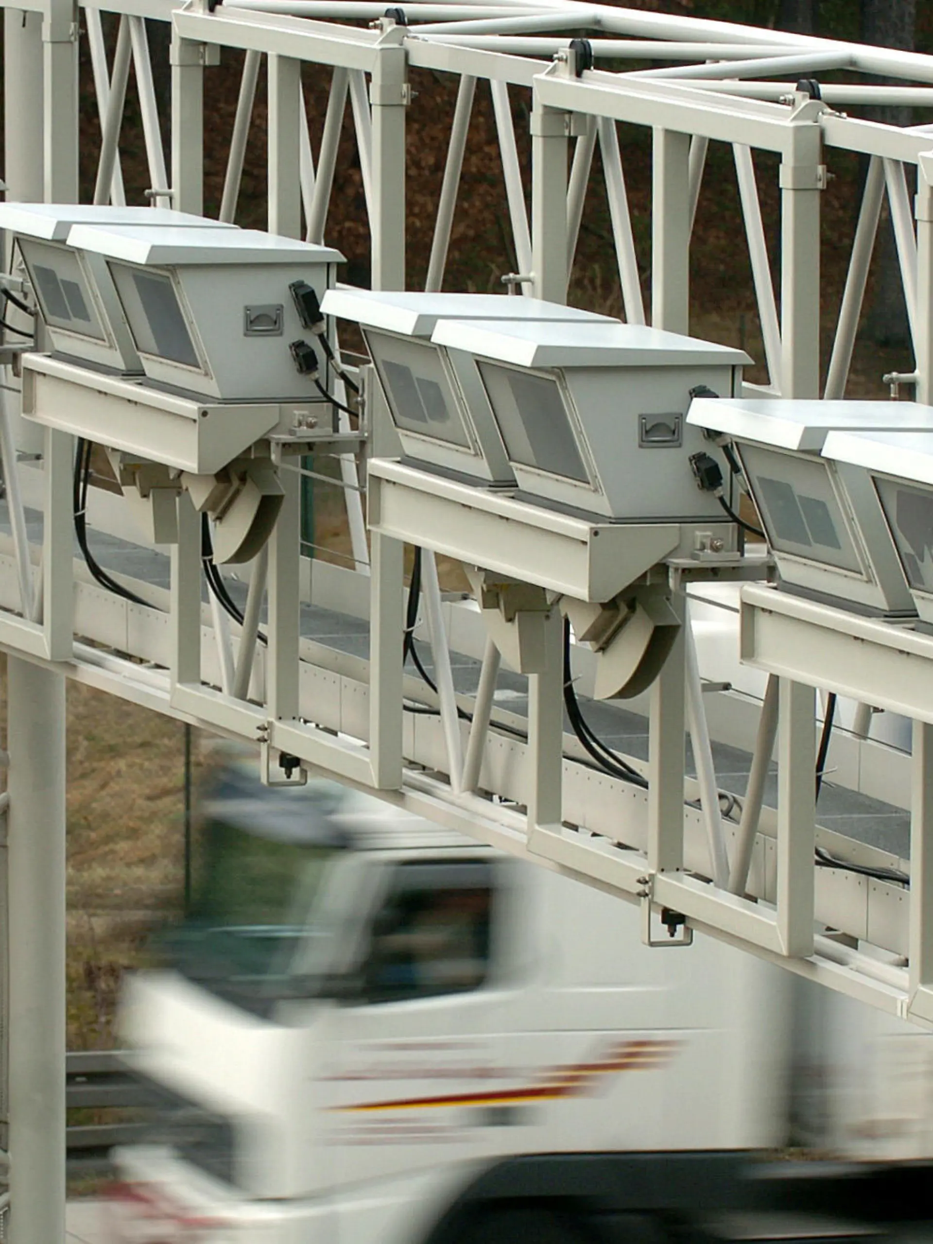 ARCHIV - Ein Lastwagen fährt auf der Autobahn bei Bad Klosterlausnitz unter einer Maut-Brücke mit Kontrollgeräten durch (Archivfoto vom 07.01.2005). Bis Ende 2006 wird die LKW-Maut den öffentlichen Kassen mehr als drei Milliarden Euro einbringen und damit die im Bundeshaushalt erwarteten Einnahmen von 2,9 Milliarden übertreffen. Foto: Jan-Peter Kasper dpa (zu dpa 0308 vom 18.12.2006) +++(c) dpa - Bildfunk+++