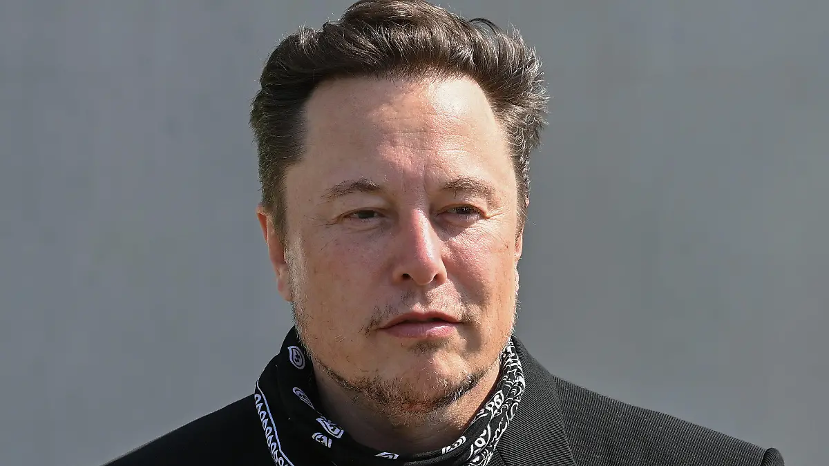 ARCHIV - 13.08.2021, Brandenburg, Grünheide: Elon Musk, Tesla-Chef, steht bei einem Pressetermin auf dem Gelände der Tesla Gigafactory. Elon Musks Vorgehensweise bei der geplanten Übernahme von Twitter hat eine Aktionärsklage gegen ihn und das Unternehmen ausgelöst. (zu dpa «US-Aktionär klagt gegen Musk und Twitter nach Übernahme-Turbulenzen») Foto: Patrick Pleul/dpa-Zentralbild/POOL/dpa +++ dpa-Bildfunk +++