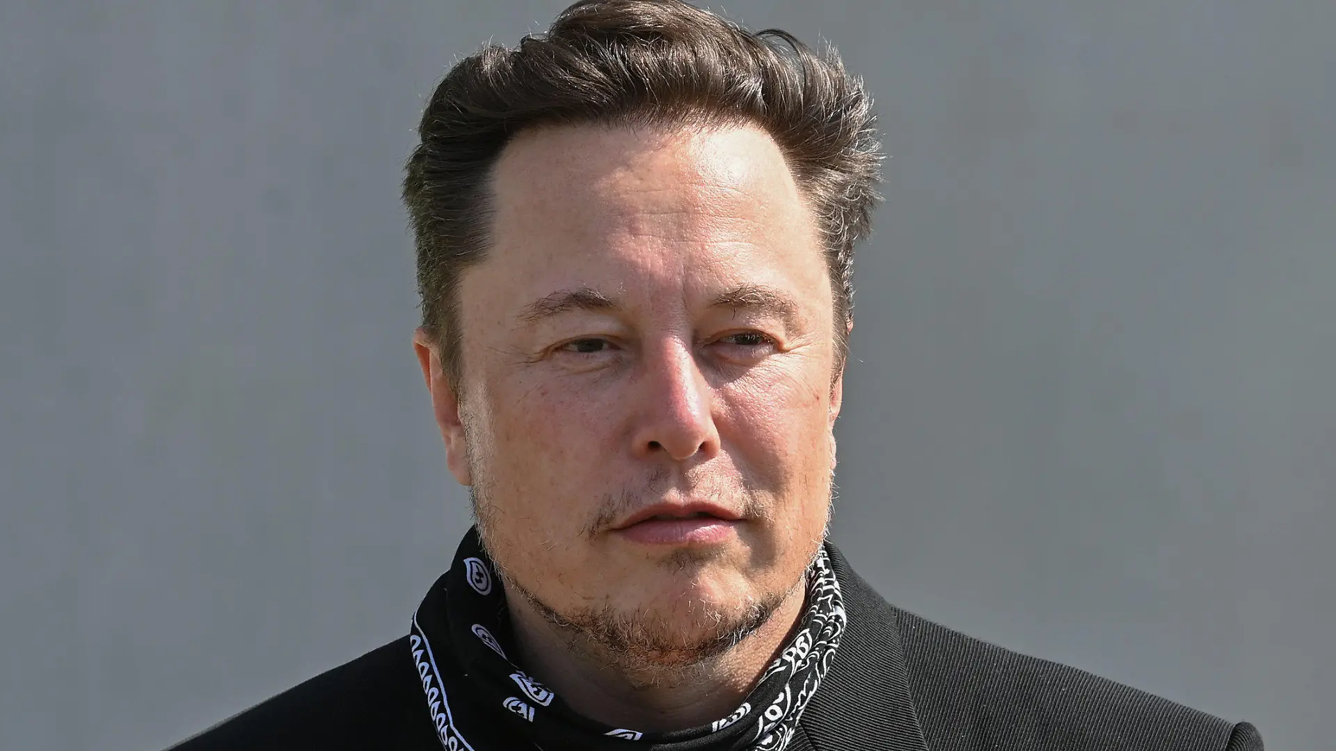 ARCHIV - 13.08.2021, Brandenburg, Grünheide: Elon Musk, Tesla-Chef, steht bei einem Pressetermin auf dem Gelände der Tesla Gigafactory. Elon Musks Vorgehensweise bei der geplanten Übernahme von Twitter hat eine Aktionärsklage gegen ihn und das Unternehmen ausgelöst. (zu dpa «US-Aktionär klagt gegen Musk und Twitter nach Übernahme-Turbulenzen») Foto: Patrick Pleul/dpa-Zentralbild/POOL/dpa +++ dpa-Bildfunk +++