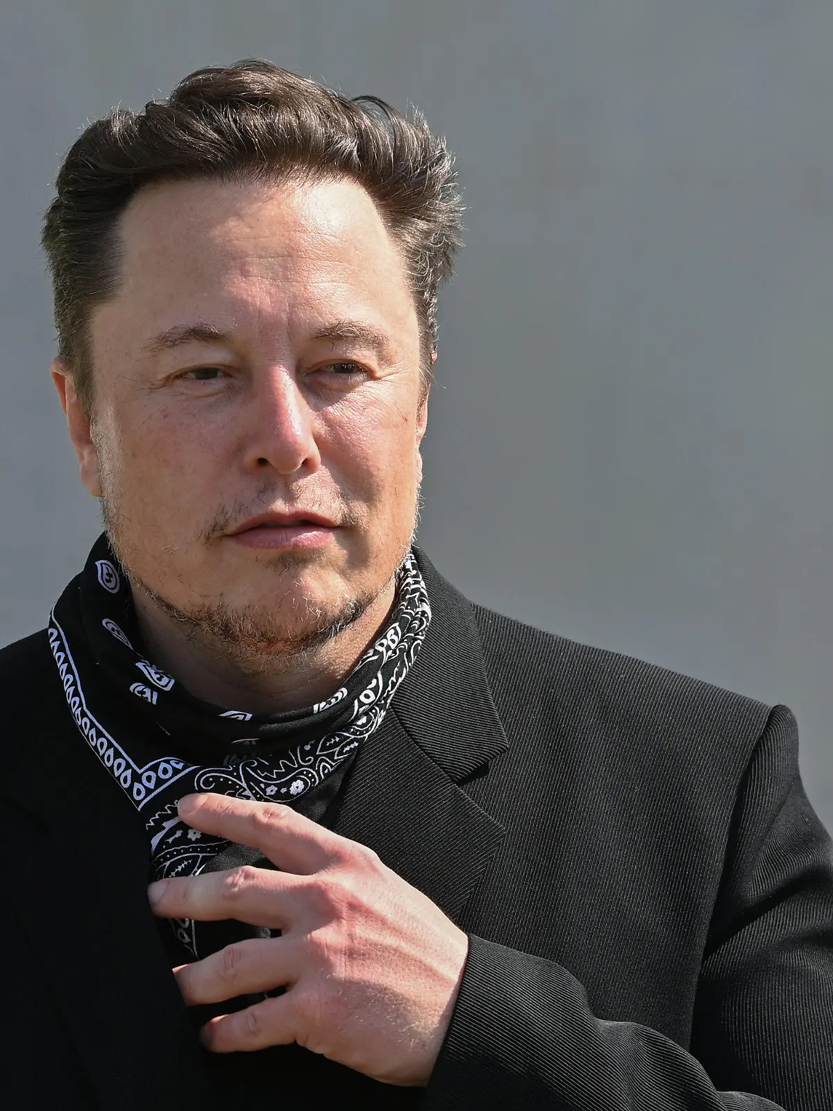 ARCHIV - 13.08.2021, Brandenburg, Grünheide: Elon Musk, Tesla-Chef, steht bei einem Pressetermin auf dem Gelände der Tesla Gigafactory. Elon Musks Vorgehensweise bei der geplanten Übernahme von Twitter hat eine Aktionärsklage gegen ihn und das Unternehmen ausgelöst. (zu dpa «US-Aktionär klagt gegen Musk und Twitter nach Übernahme-Turbulenzen») Foto: Patrick Pleul/dpa-Zentralbild/POOL/dpa +++ dpa-Bildfunk +++