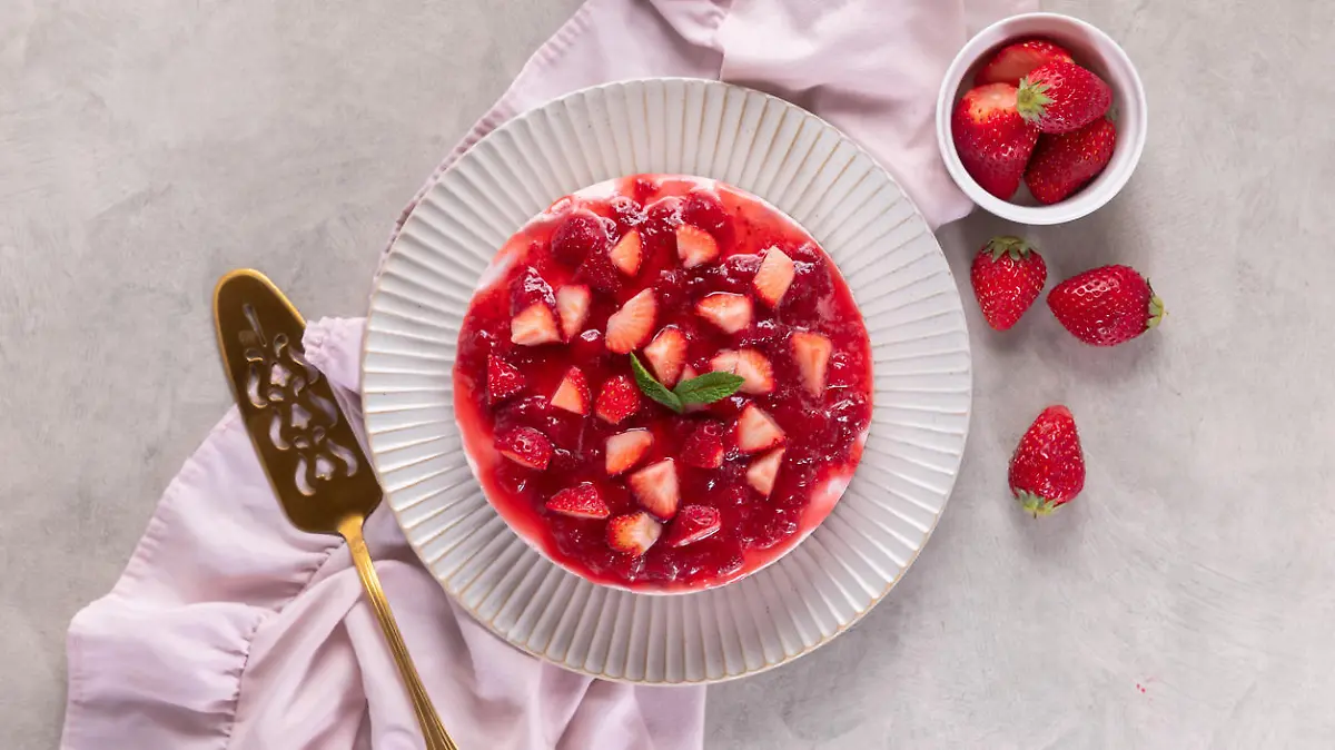 Cheese cake with berries. No Bake strawberries Cheesecake.