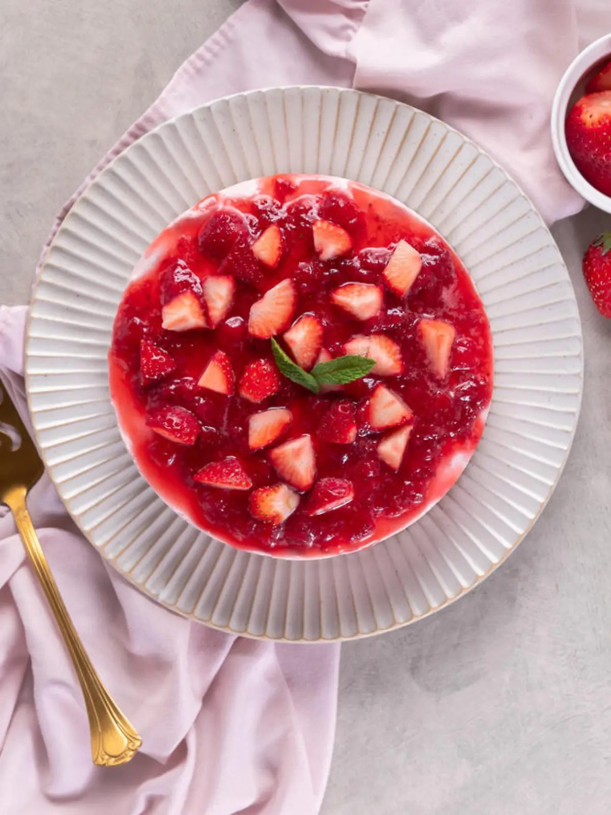Cheese cake with berries. No Bake strawberries Cheesecake.