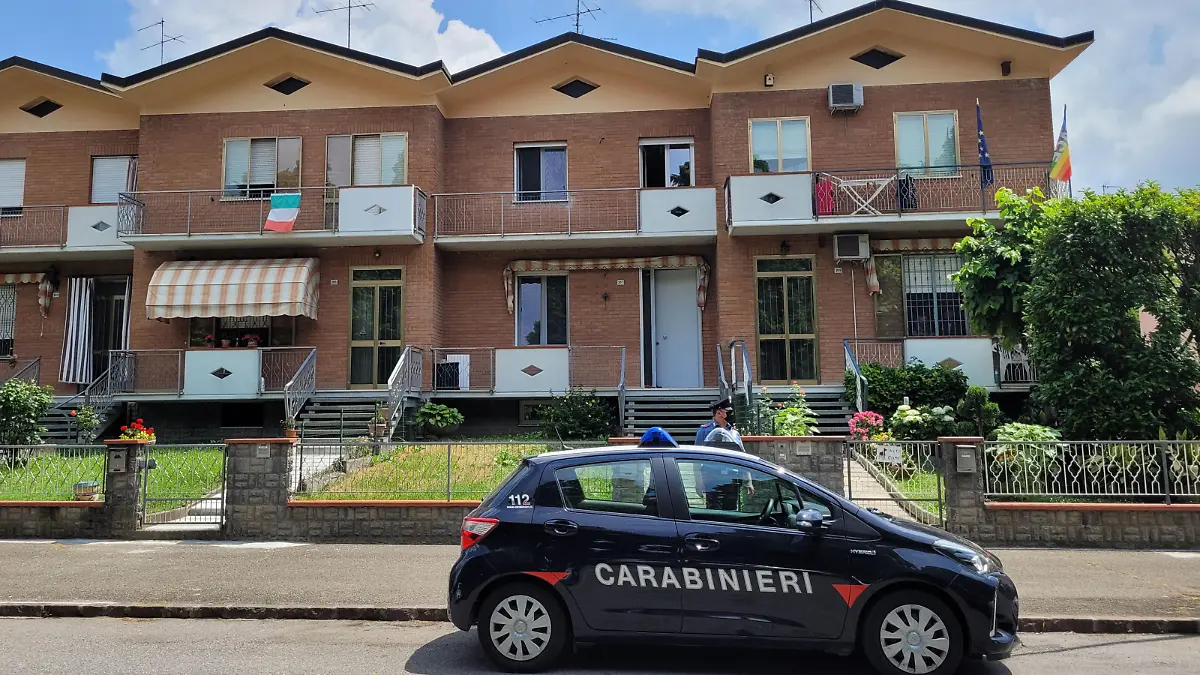 I carabinieri davanti alla villetta a schiera di Soliera in provincia di Modena dove un bambino di 13 mesi  sarebbe caduto da un'altezza di tre metri mentre era in casa con la baby sitter, Soliera (Mo), 31 maggio 2022. 
ANSA /ELISABETTA BARACCHI