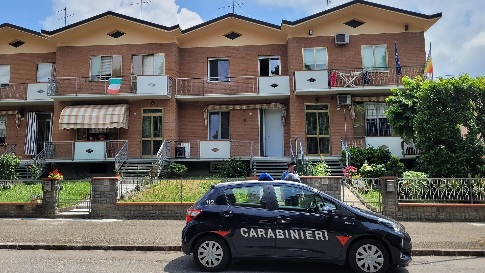 I carabinieri davanti alla villetta a schiera di Soliera in provincia di Modena dove un bambino di 13 mesi sarebbe caduto da un'altezza di tre metri mentre era in casa con la baby sitter, Soliera (Mo), 31 maggio 2022.
ANSA /ELISABETTA BARACCHI