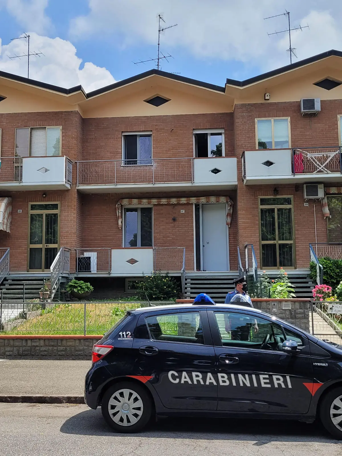 I carabinieri davanti alla villetta a schiera di Soliera in provincia di Modena dove un bambino di 13 mesi  sarebbe caduto da un'altezza di tre metri mentre era in casa con la baby sitter, Soliera (Mo), 31 maggio 2022. 
ANSA /ELISABETTA BARACCHI