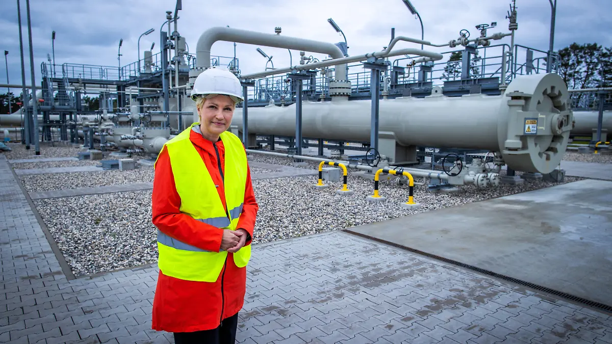 ARCHIV - 15.10.2020, Mecklenburg-Vorpommern, Lubmin: Manuela Schwesig (SPD), Ministerpräsidentin von Mecklenburg-Vorpommern, besucht am Industriehafen die Gas-Anlandestation der Ostseepipeline Nord Stream 2. Anfang 2021 wurde eine Stiftung ins Leben rufen, die helfen sollte, die Pipeline trotz US-Sanktionsdrohungen fertigzustellen. Wie jetzt publik gewordene Unterlagen zeigen, war die Nord Stream 2 AG mit dem russischen Staatskonzern Gazprom als Mehrheitseigner direkt an den Vorbereitungen für die Stiftung beteiligt. (zu dpa-Korr "Schwesig durch Russlandkurs in Bedrängnis") Foto: Jens Büttner/dpa-Zentralbild/dpa +++ dpa-Bildfunk +++