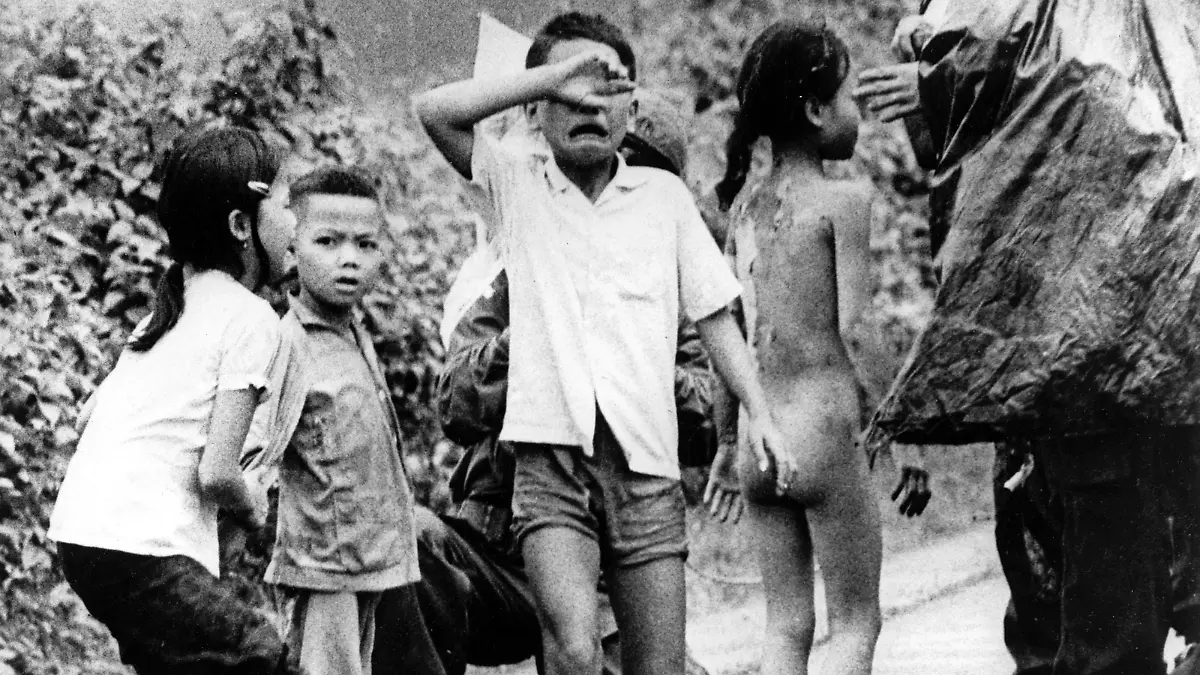 Verletzte vietnamesische Kinder weinen nach einem Napalm-Angriff auf ihr Dorf. Rechts hat sich das am ganzen Körper verbrannte Mädchen Kim Phuc seine Kleidung vom Leib gerissen. Aufnahme von 1972. Eine andere Fotosequenz der damals neunjährigen Kim Phuc Phan Thi, die nackt nach einem Napalm-Angriff auf ihr Dorf floh, brachte dem Fotografen Nick Ut den Pulitzer-Preis ein. Die amerikanische Nachrichtenagentur AP verbreitete das wohl bekannteste Bilddokument des Vietnam-Krieges weltweit. Kim Phuc mußte wegen ihrer Brandwunden 14 Monate lang in Saigon behandelt werden und sich 17 Hauttransplantationen und Operationen unterziehen. Sie lebt heute mit ihrer Familie in Toronto in Kanada.