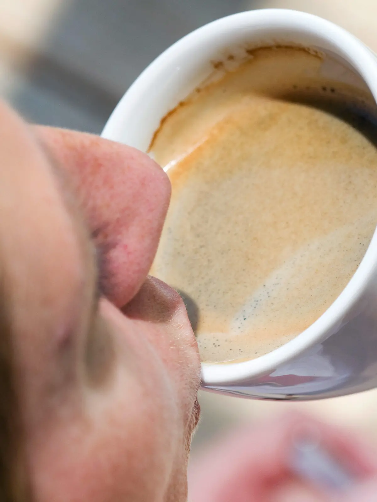 ARCHIV - 03.06.2011; Nordrhein-Westfalen, Münster: Eine Frau trinkt eine Tasse Kaffee-Crema. (zu dpa "US-Lebensmittelbehörde: Keine Krebswarnung für Kaffee" vom 29.08.2018) Foto: Friso Gentsch/dpa +++ dpa-Bildfunk +++